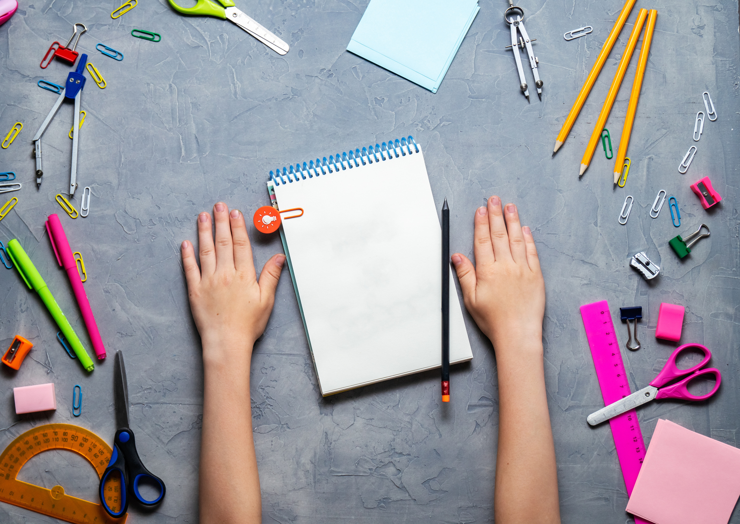 Школьные канцелярские принадлежности. Купить коммерческие фотографии для использования в дизайне и рекламе