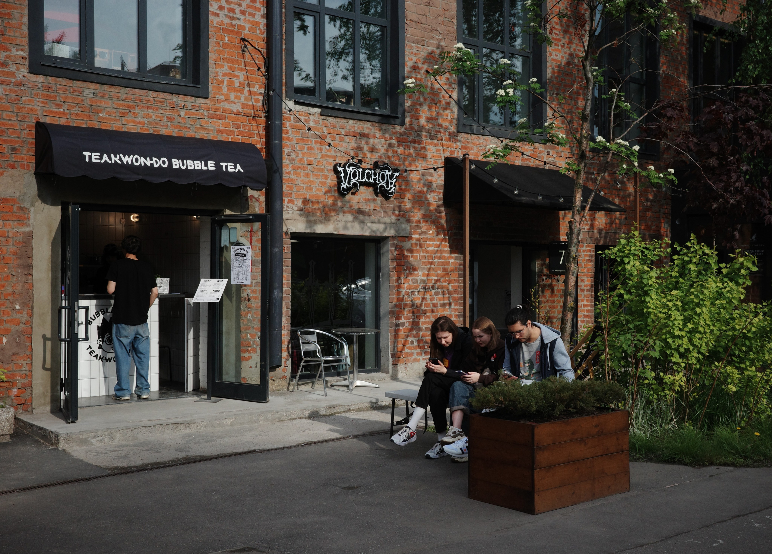 Фотопрогулка по Дизайн-заводу (бывш. «Flacon») и арт-пространству «Хлебозавод» на Дмитровской. Проект «Фотокладовка»: блог уличной фотографии в формате street photo