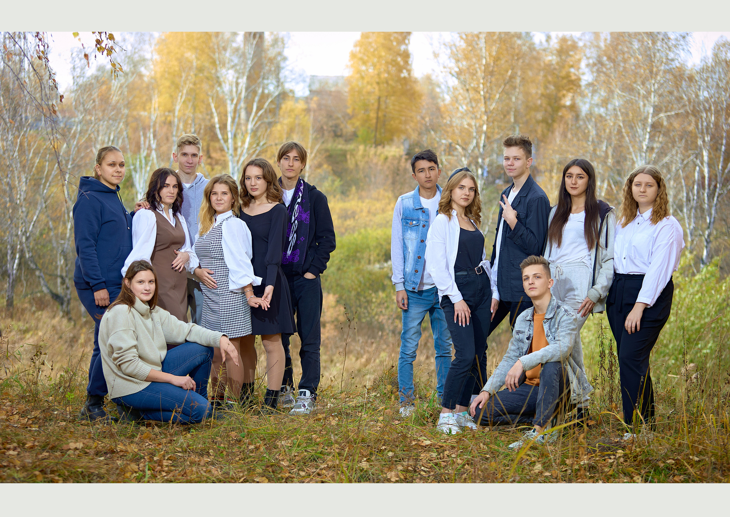 Групповая общая фотография класса на природе в период золотая осень.