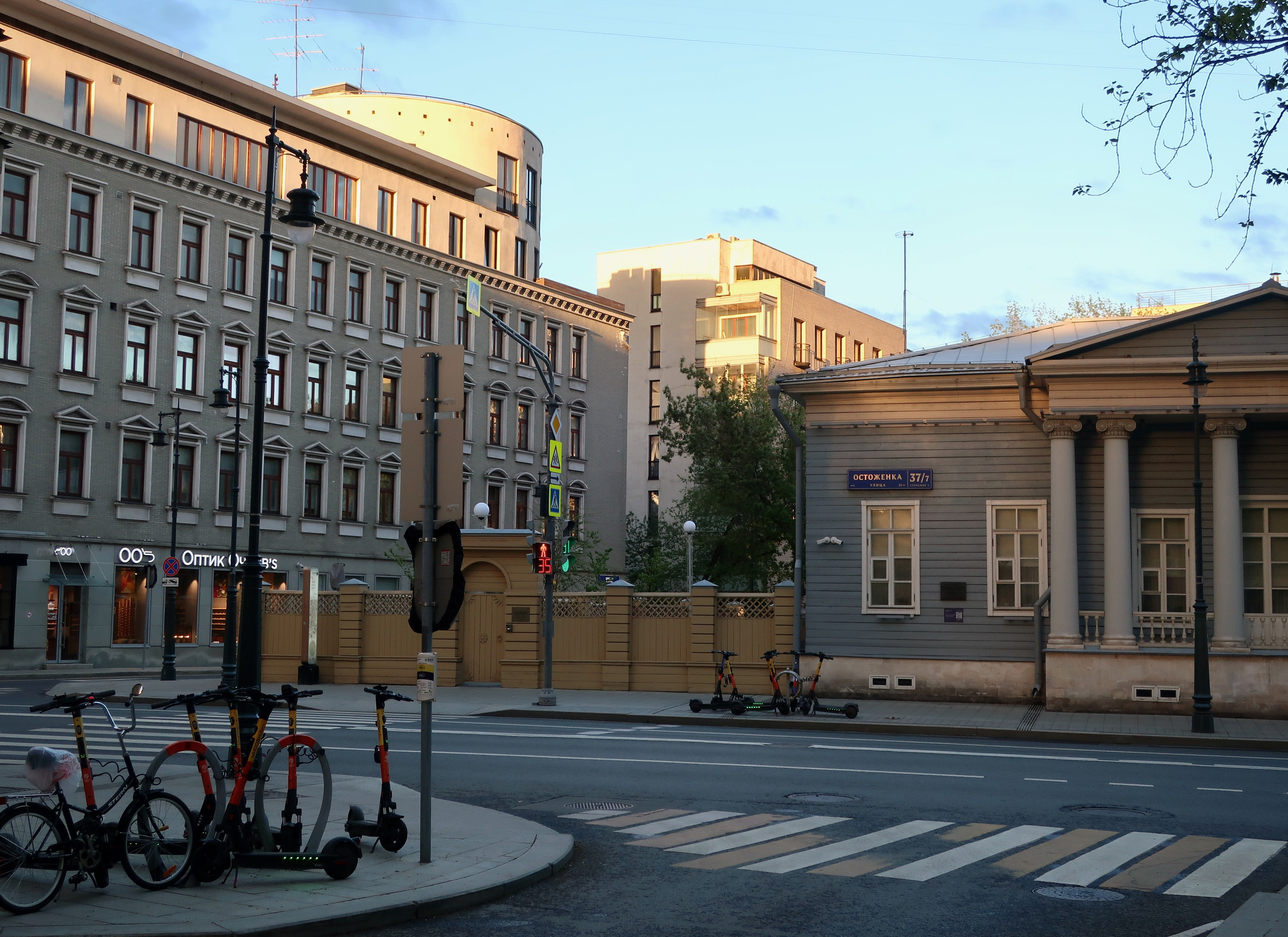 Фотопрогулка по Москве: Остоженка, Пречистенка и переулки. Проект «Фотокладовка»: блог уличной фотографии в формате street photo