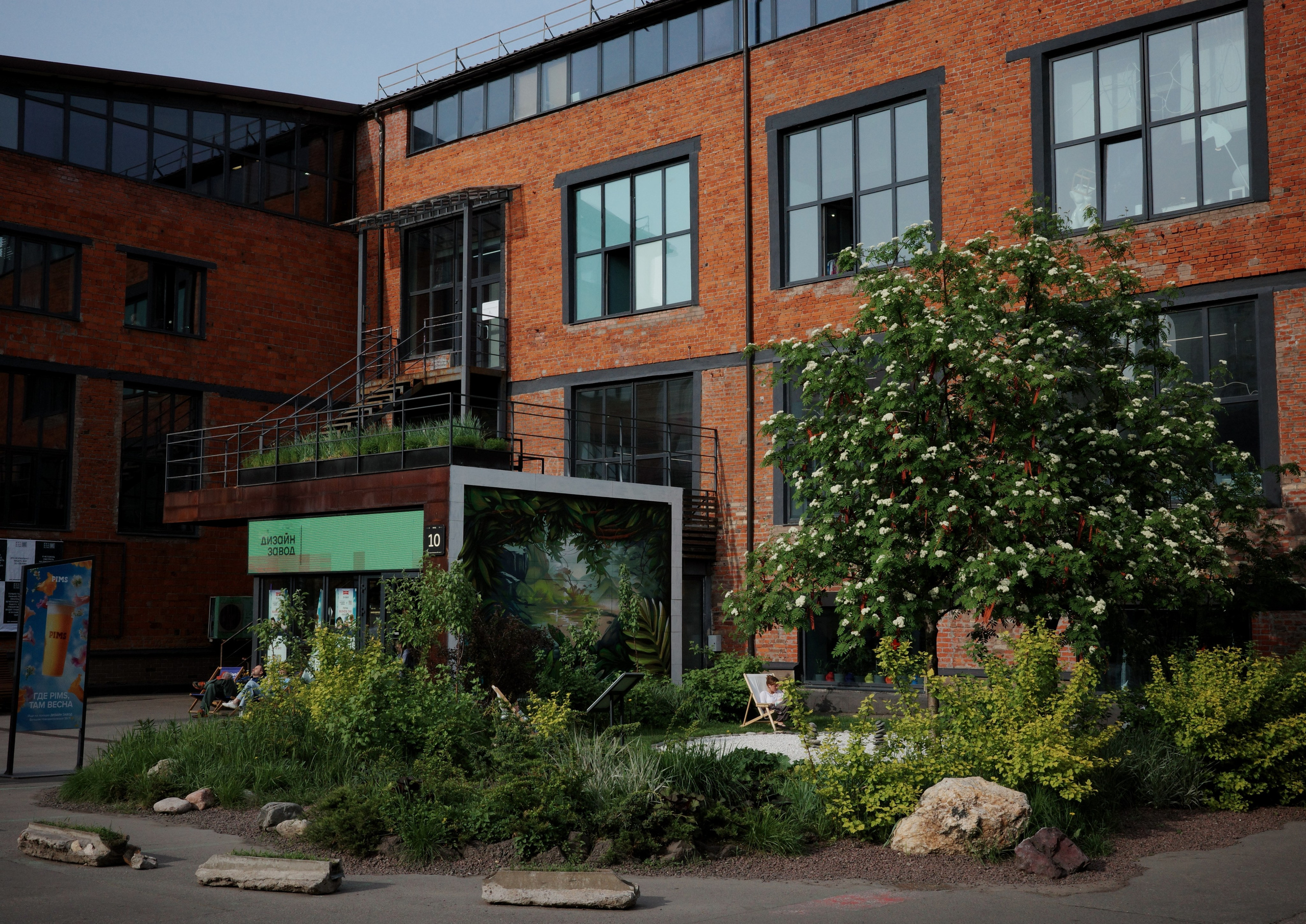 Фотопрогулка по Дизайн-заводу (бывш. «Flacon») и арт-пространству «Хлебозавод» на Дмитровской. Проект «Фотокладовка»: блог уличной фотографии в формате street photo