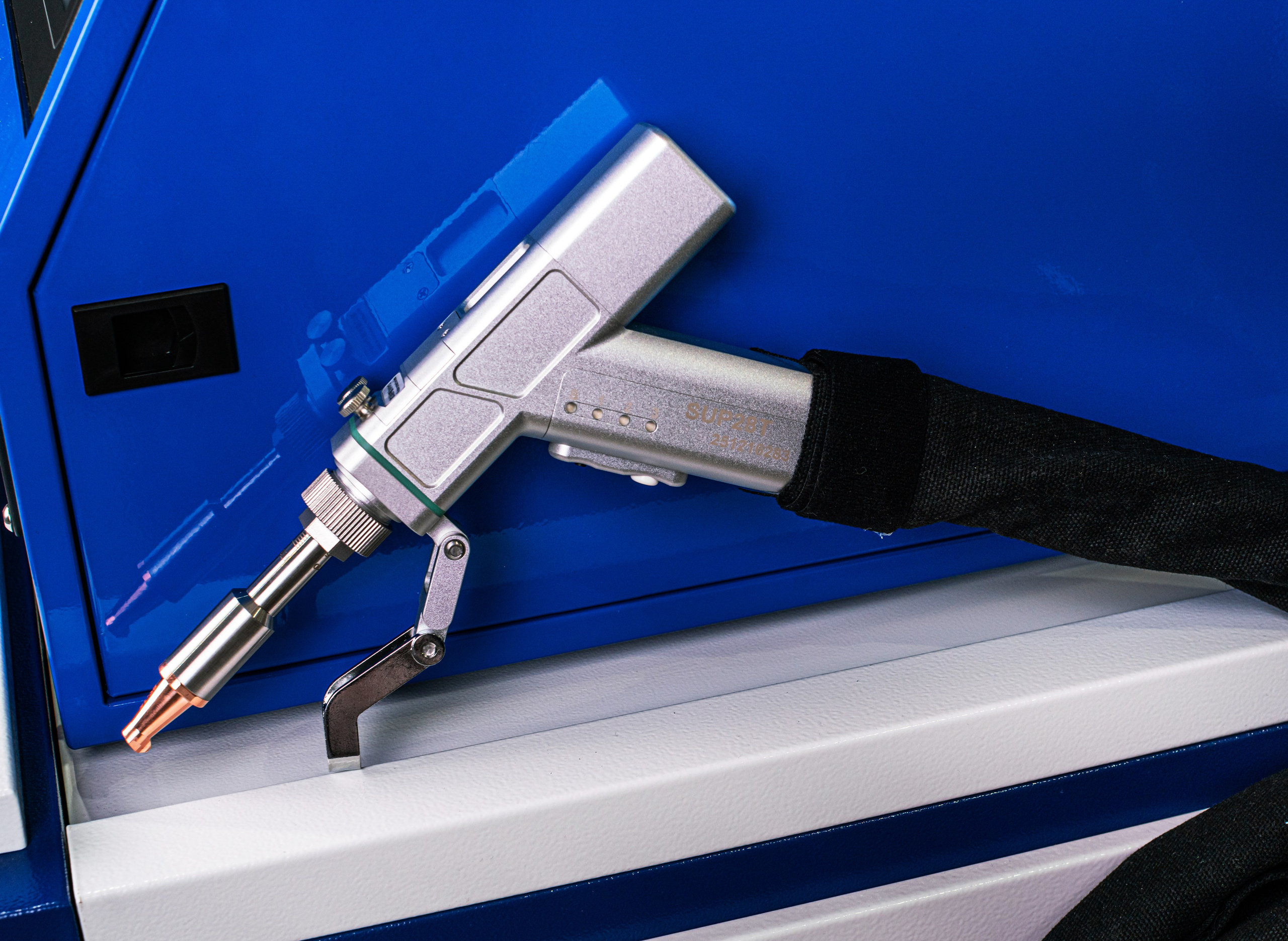 Настройка меню лазерного сварочного аппарата. Фотограф и графический дизайнер Владимир Пуставетов