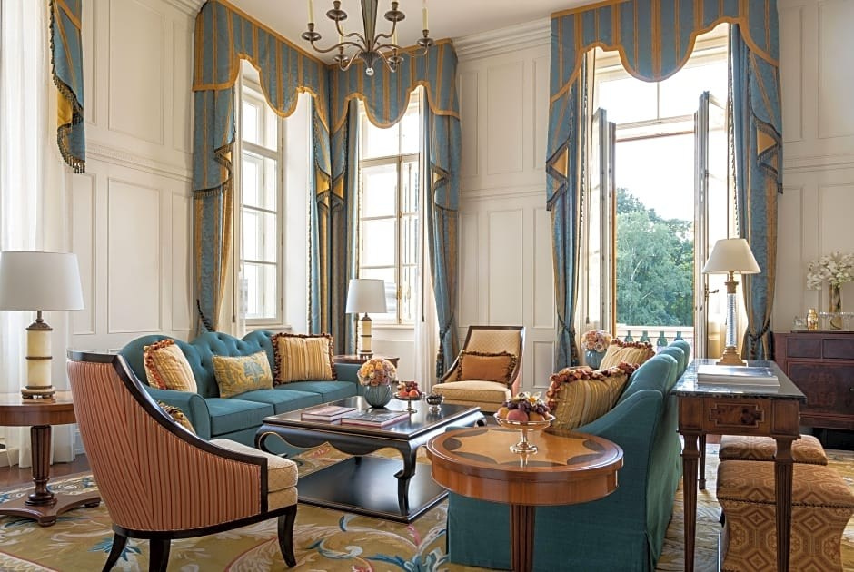 Выбрать лучшие гостиницы и отели на свадьбу для утра невесты в Санкт Петербурге. Свадебный фотограф в Москве Элина Ларченкова. Фото, которые цепляют