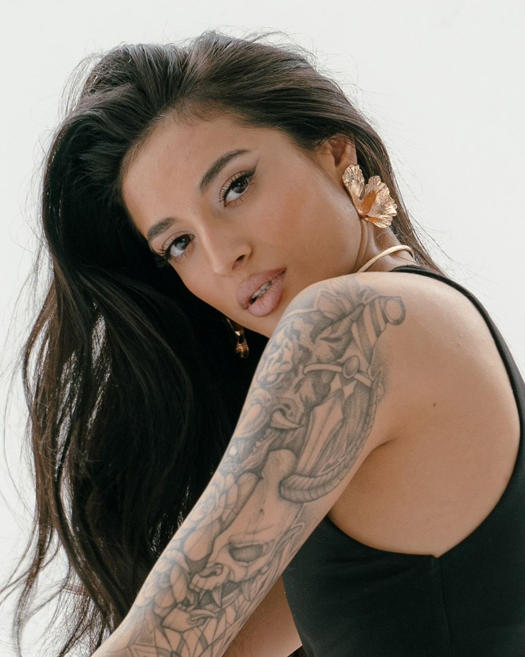 Модели Новосибирска для рекламных съемок на маркетплейсы. Съемка фото и видео для маркетплейсов Вайлдберриз, Озон в Новосибирске