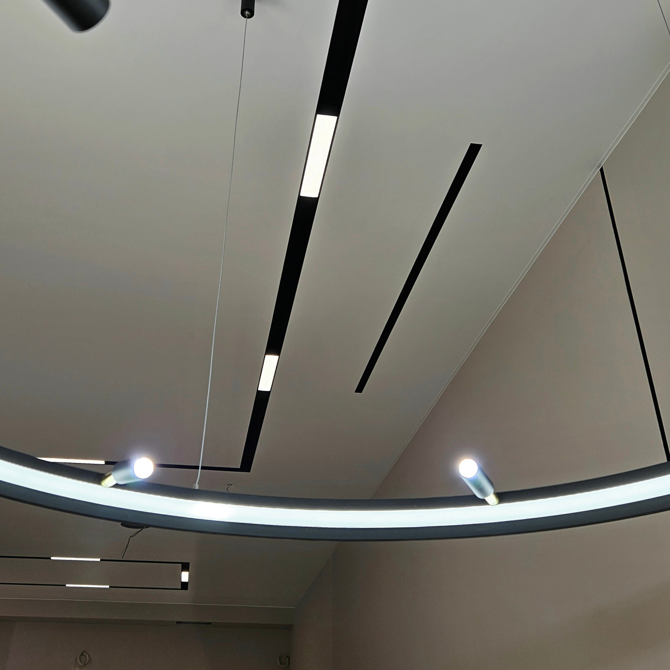 Студия интерьерных решений SUNHOUSE. Натяжные потолки, шторы, текстиль