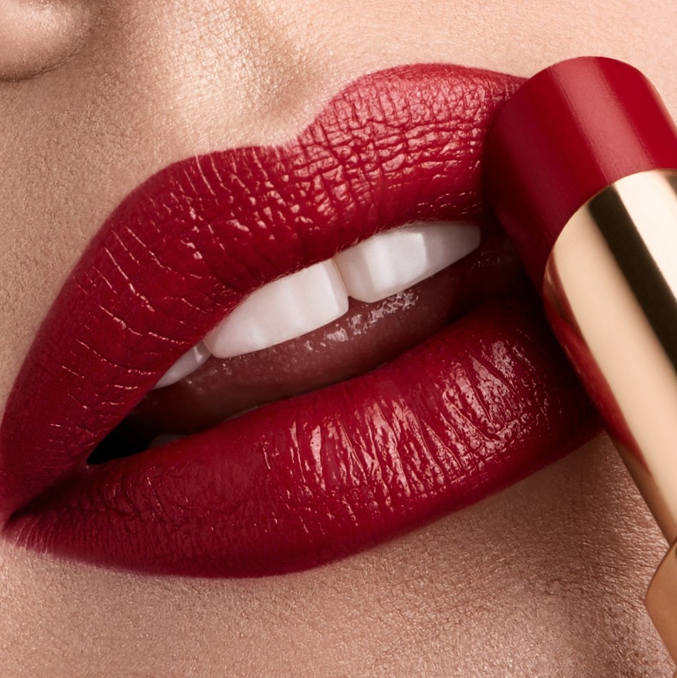 Портрет рыжей девушки с красными губами на черном фоне