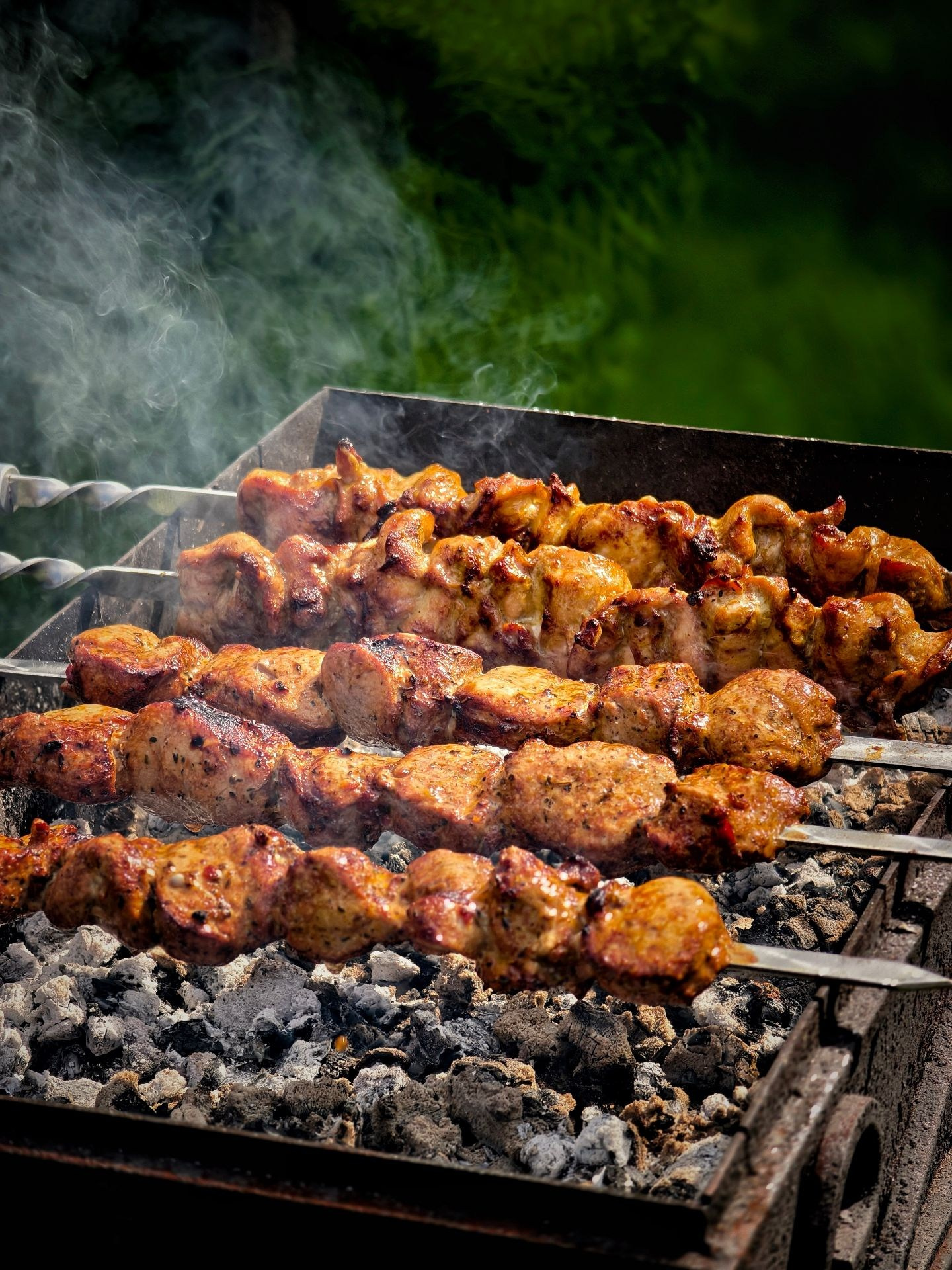 Куриные шашлыки жарятся на углях на природе