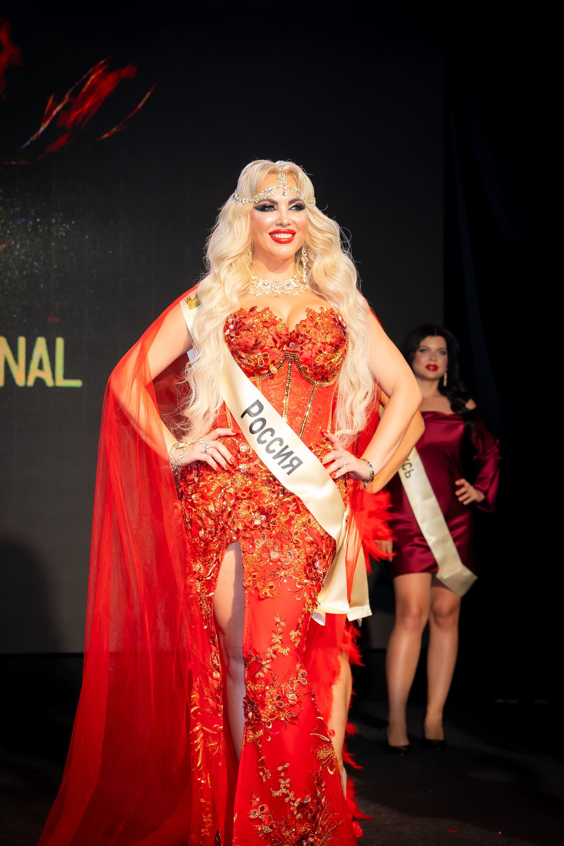 Финалистка международного конкурса красоты DIVA International 2026 в красном вечернем платье