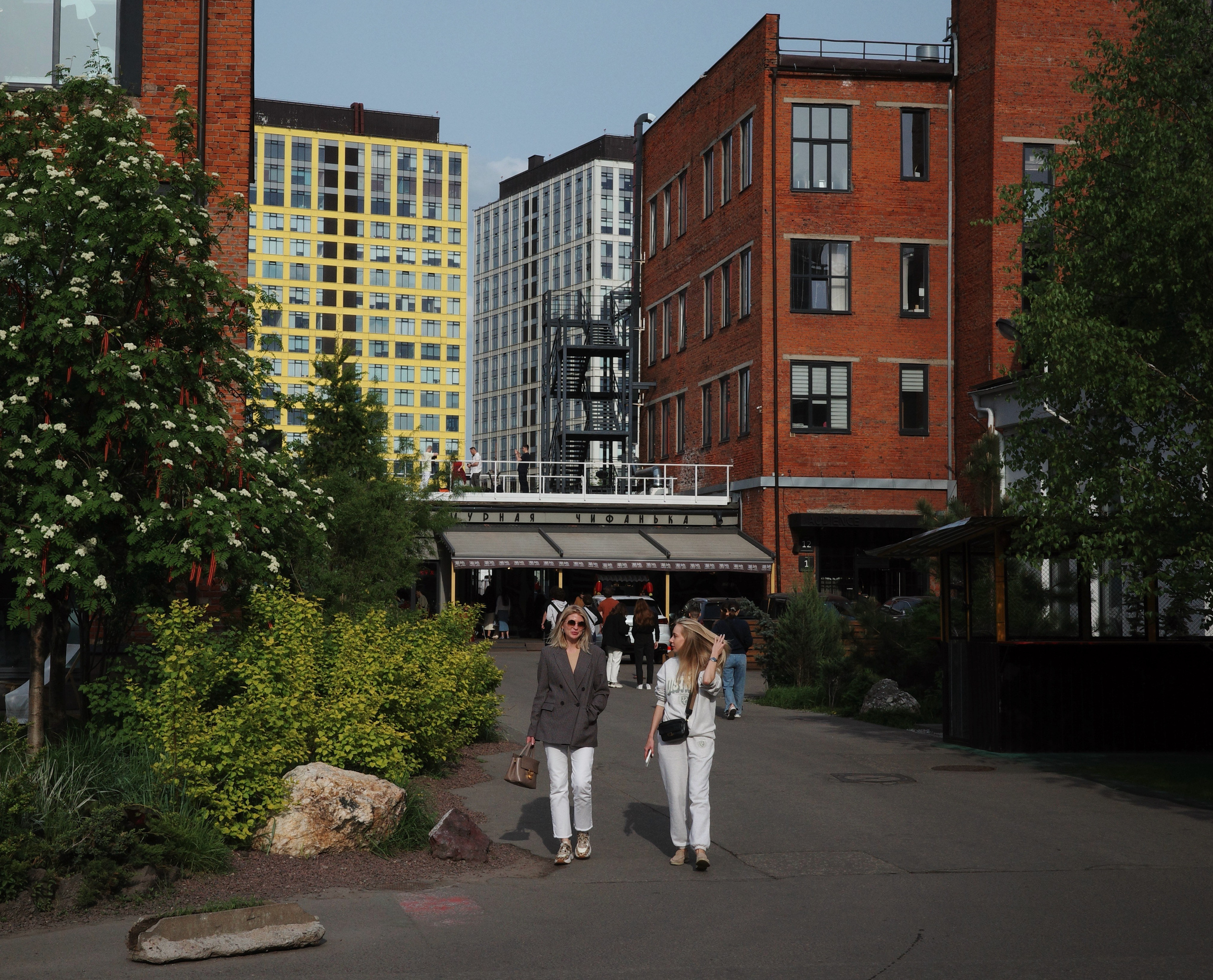 Фотопрогулка по Дизайн-заводу (бывш. «Flacon») и арт-пространству «Хлебозавод» на Дмитровской. Проект «Фотокладовка»: блог уличной фотографии в формате street photo