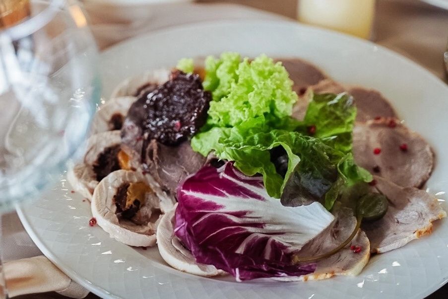 Мясное ассорти домашнего приготовления (буженина запеченная, рулет куриный с сыром чеддер, ростбиф запеченный с пряностями)