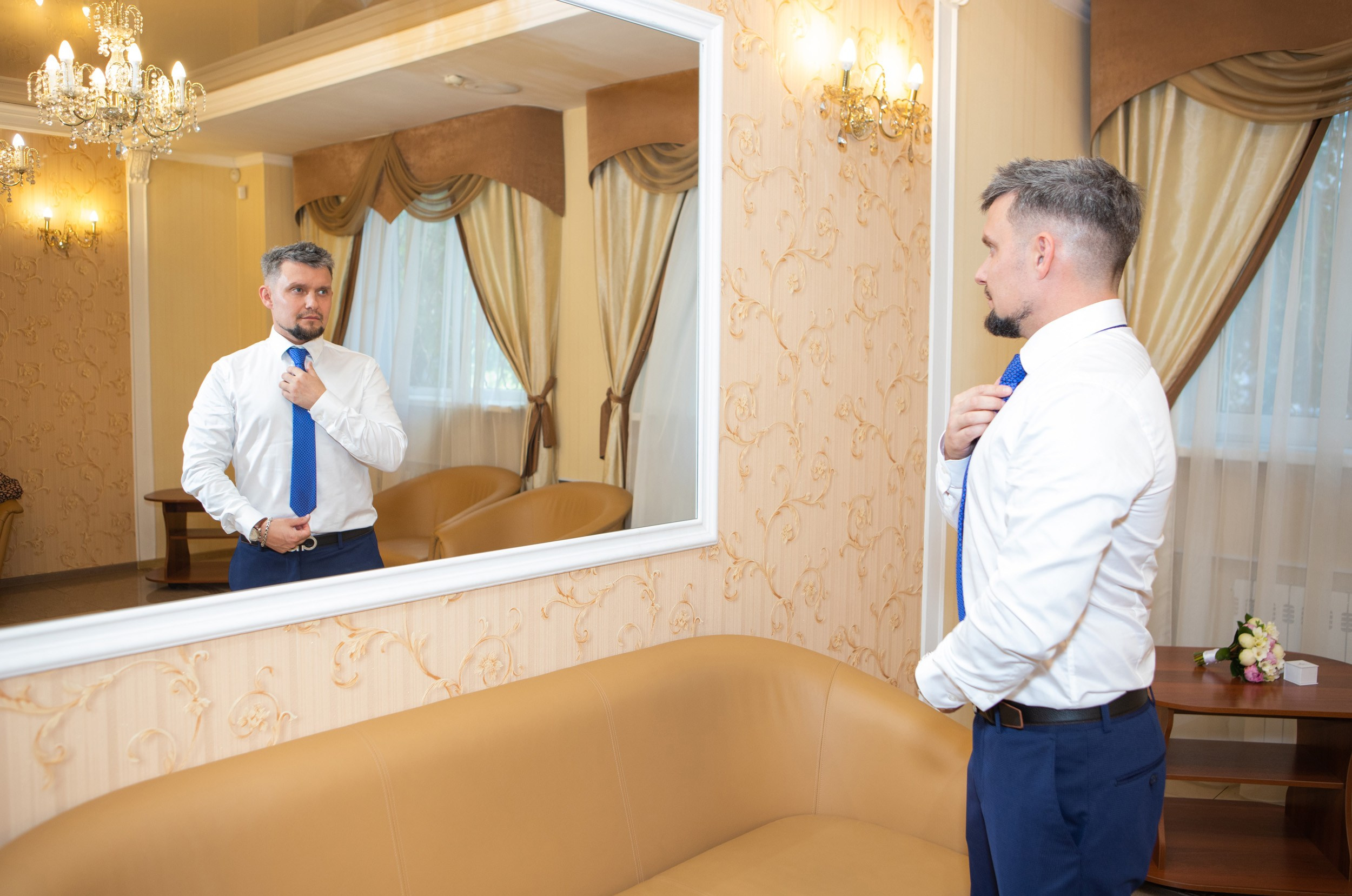 Жених в гостиной ЗАГСа Невского района