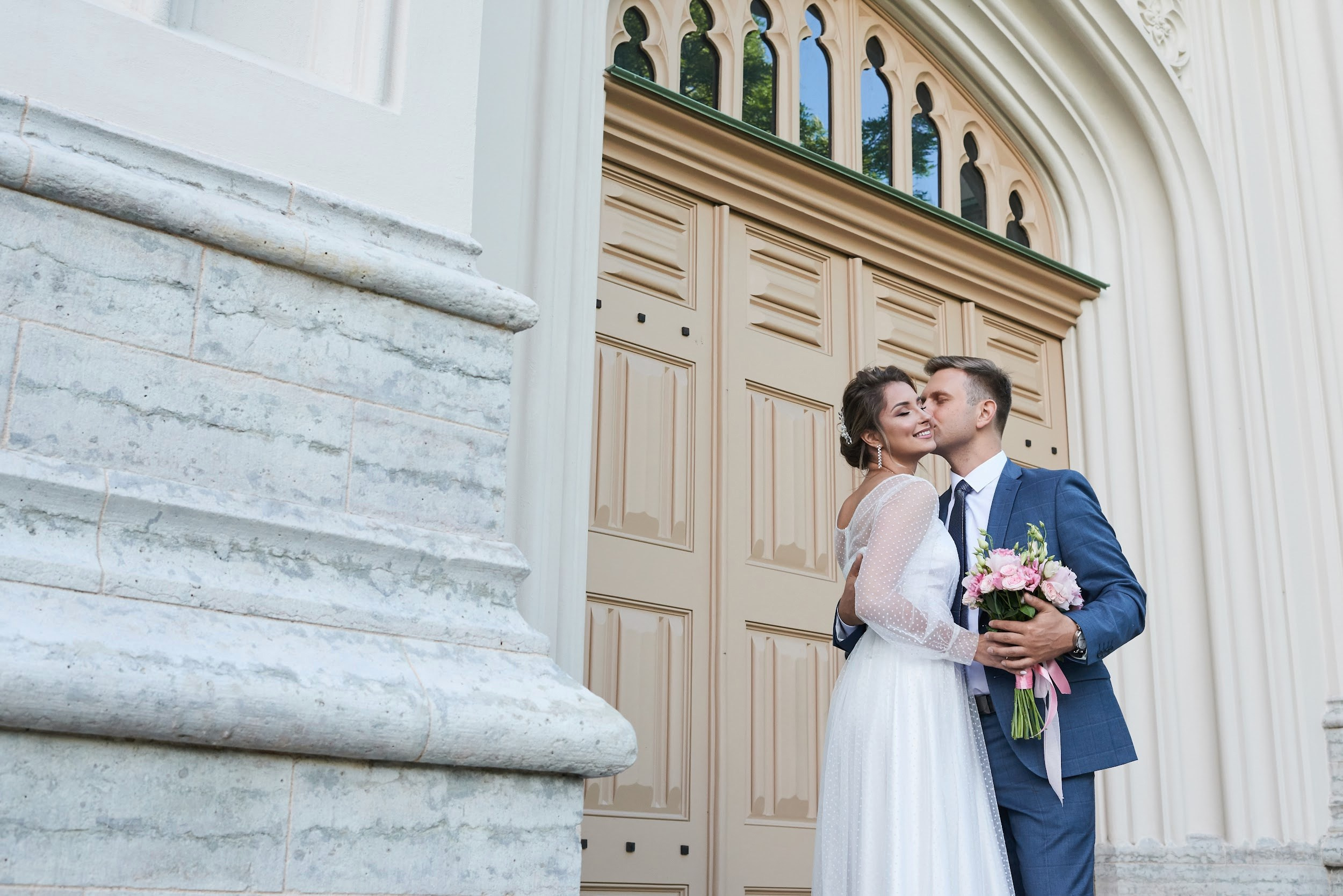 свадебный фотограф в Петергофе — снимок невесты на фоне фасада дворцовой конюшни