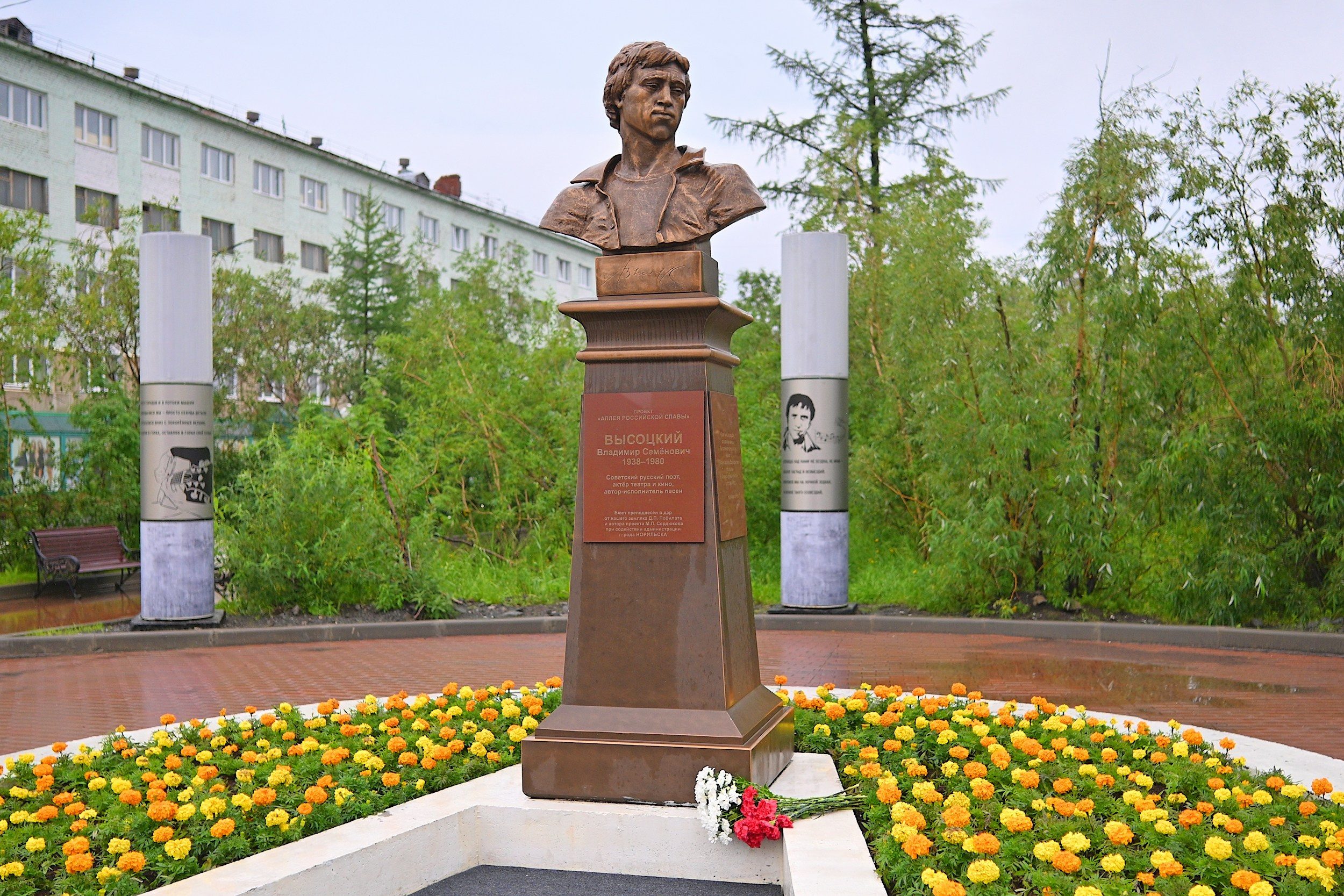 Памятник-бюст Владимиру Высоцкому в Талнахе