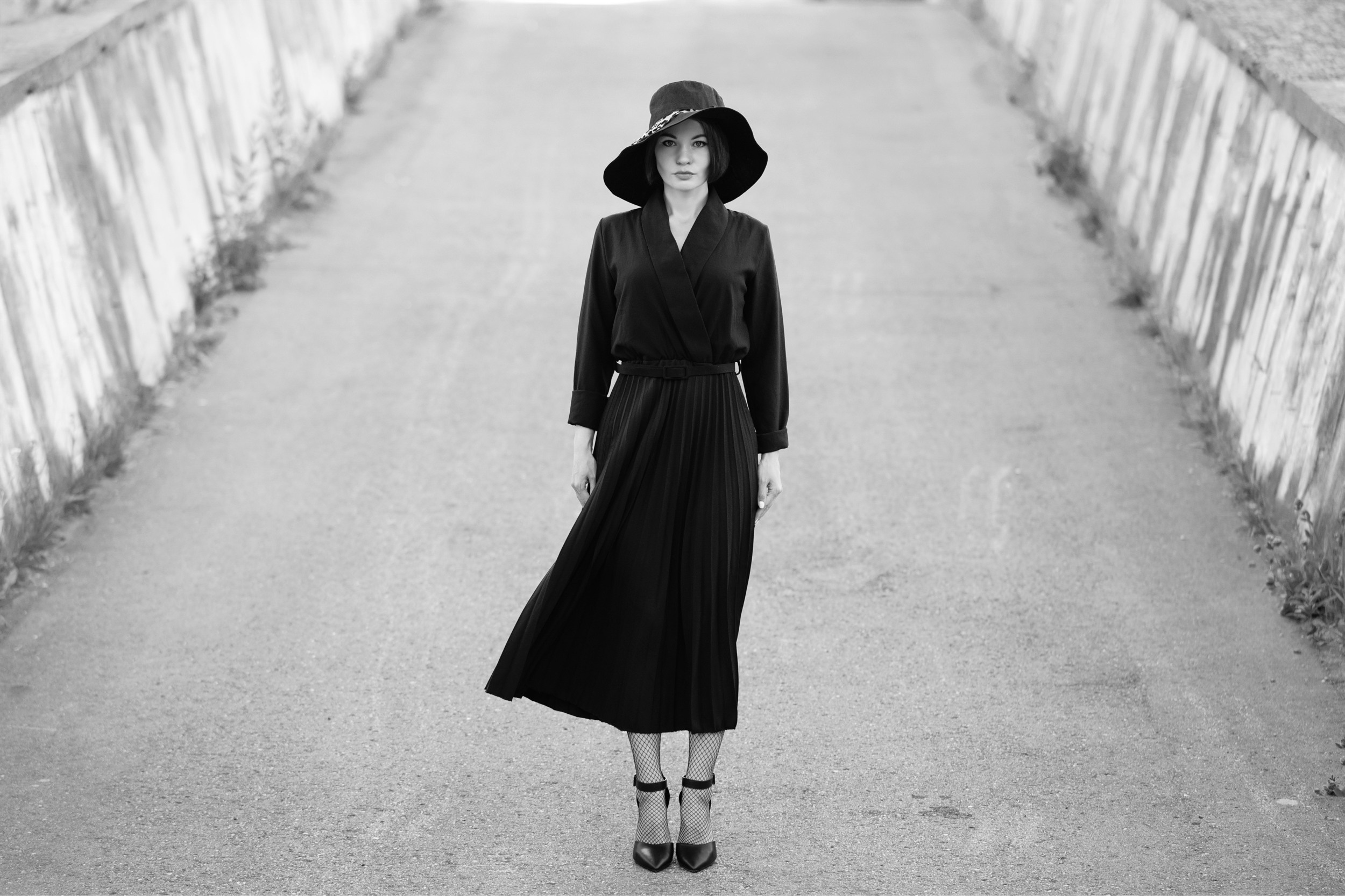 Художественная фотография. Девушка в платье и шляпе. Геометрические формы.