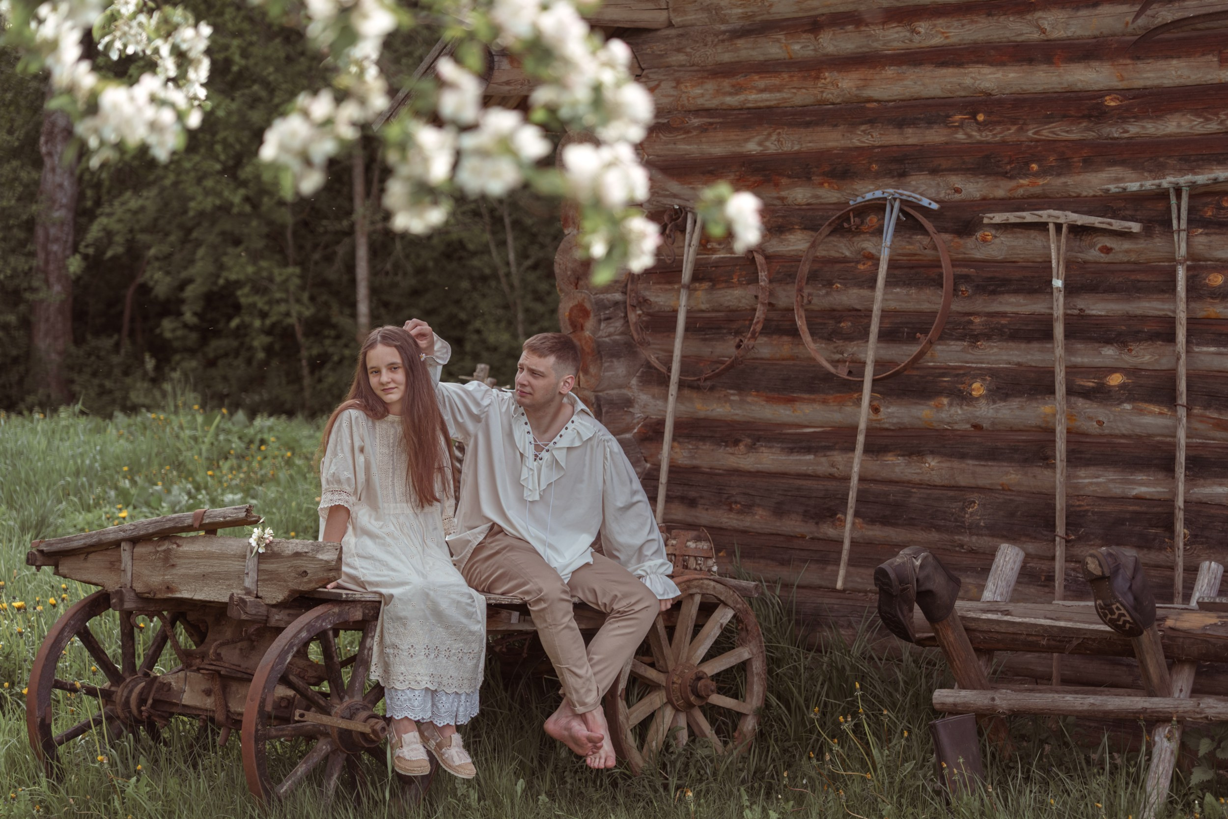Participants of the photo tour "Pushkinogorye" against the background of nature, photographer in Yekaterinburg Svetlana Kornelyuk