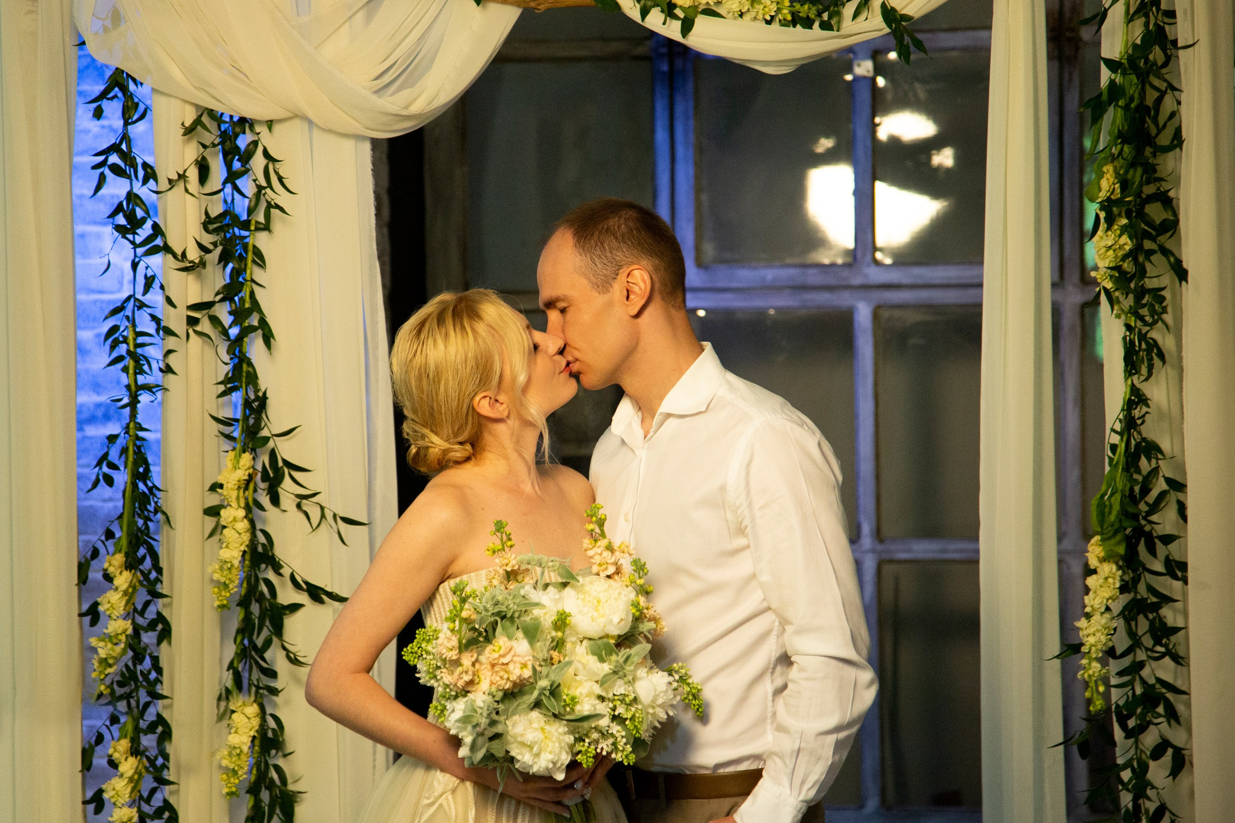 Фотограф на свадьбу в Воронеже с ценами доступными и подарками для всех к любому пакету услуг на свадьбу. Свадебная фотосессия в Воронеже от свадебного фотографа Воронежа