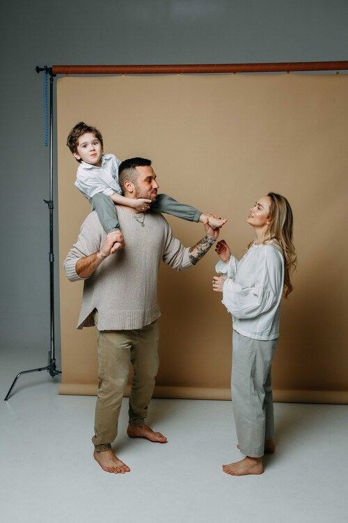 Рекомендации по подбору одежды для семейных съемок в локации с кроватью. Фотограф новорожденных г. Рязань, детский и семейный фотограф