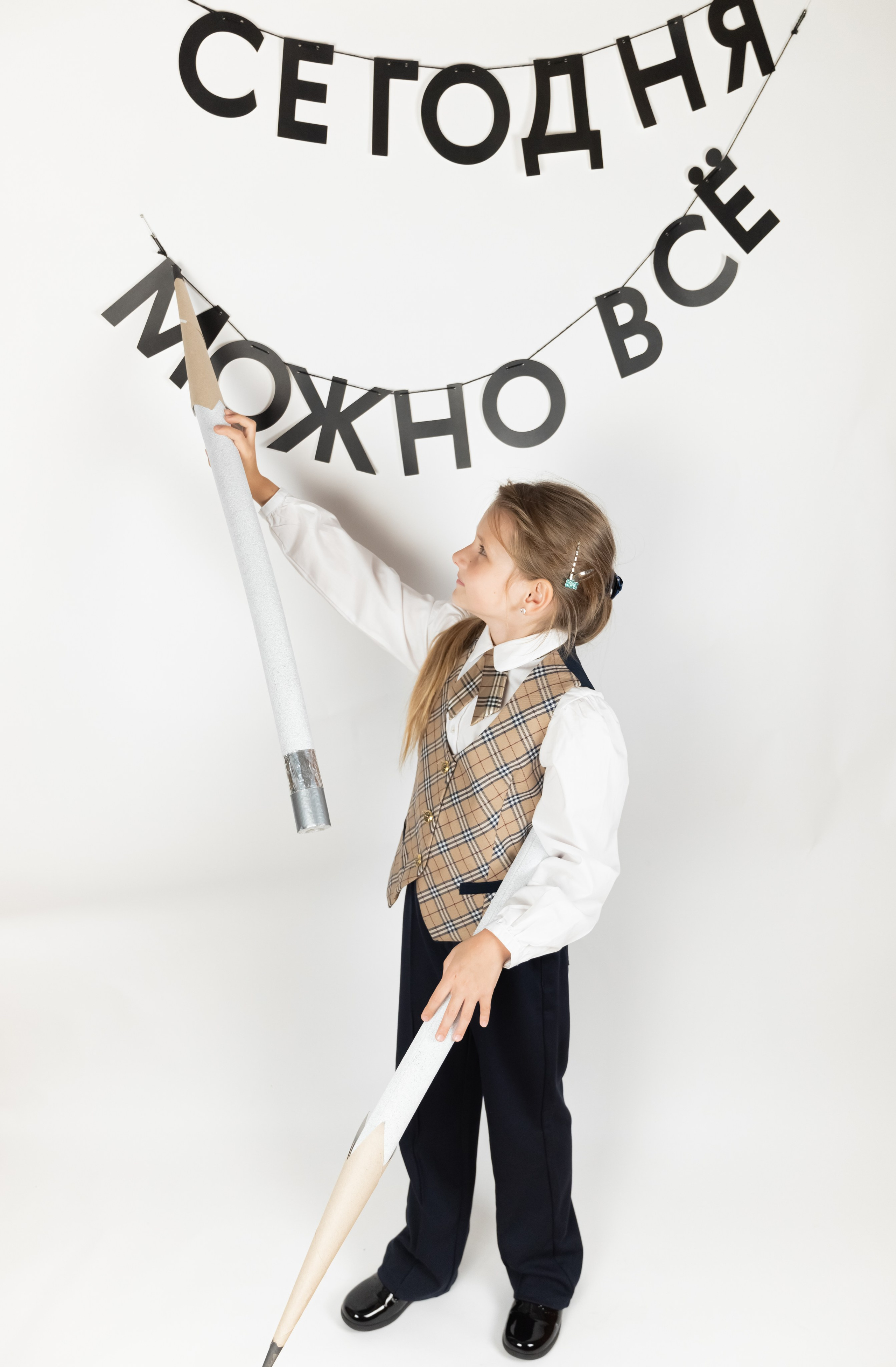 Детская портретная съемка: смех и радость в уюте домашней студии."