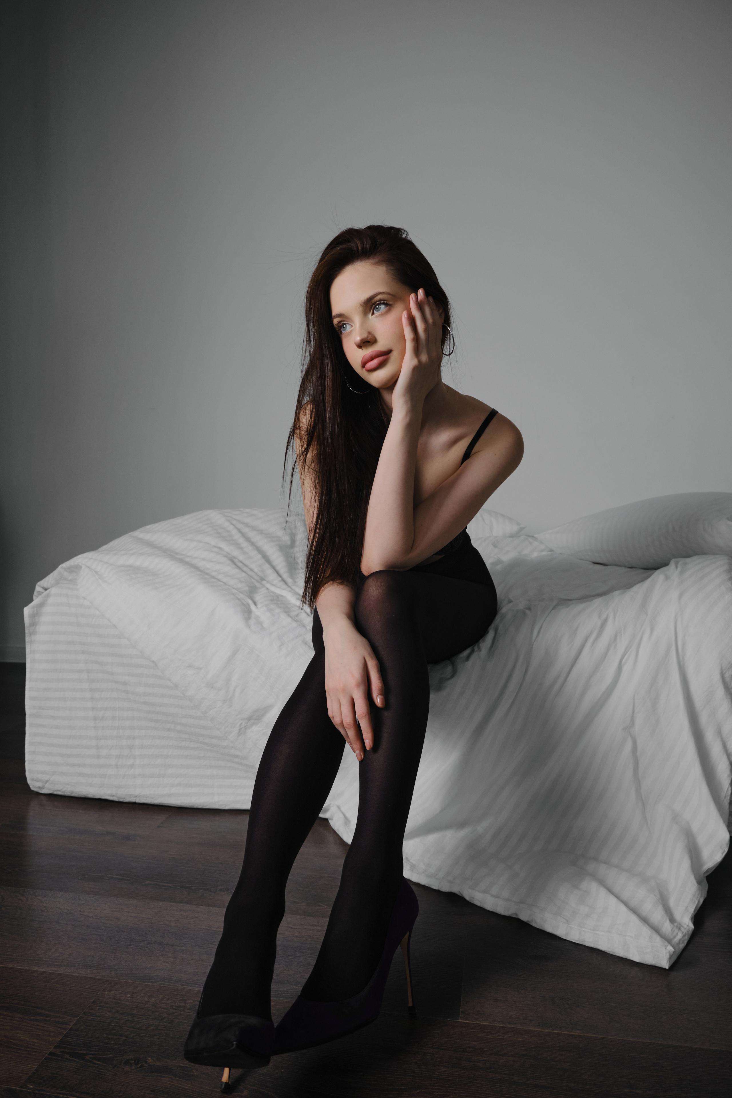 Девушка на кровати. Съемка для брендов