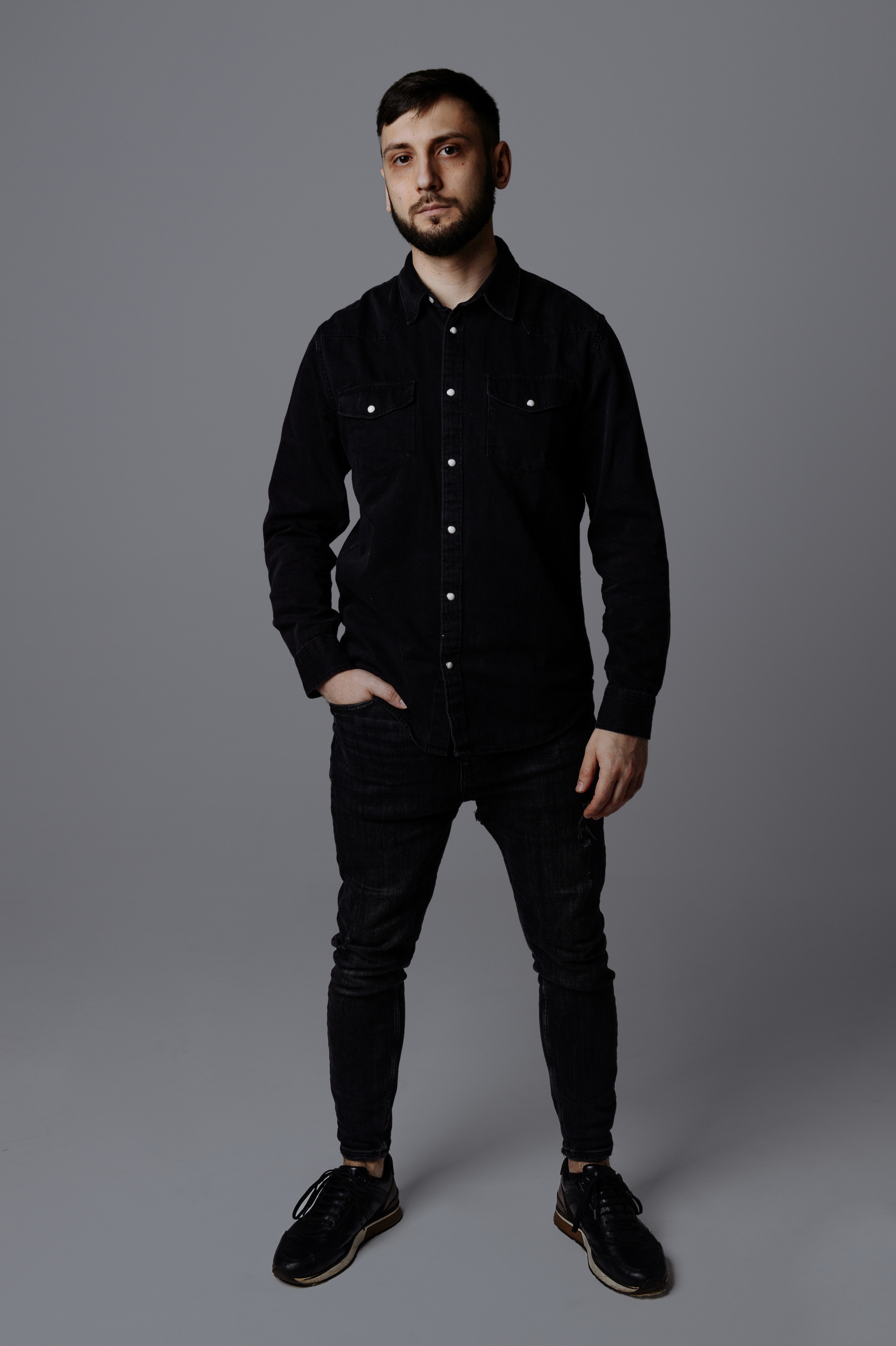 Студийная фотография мужчины в рубашке из Курска