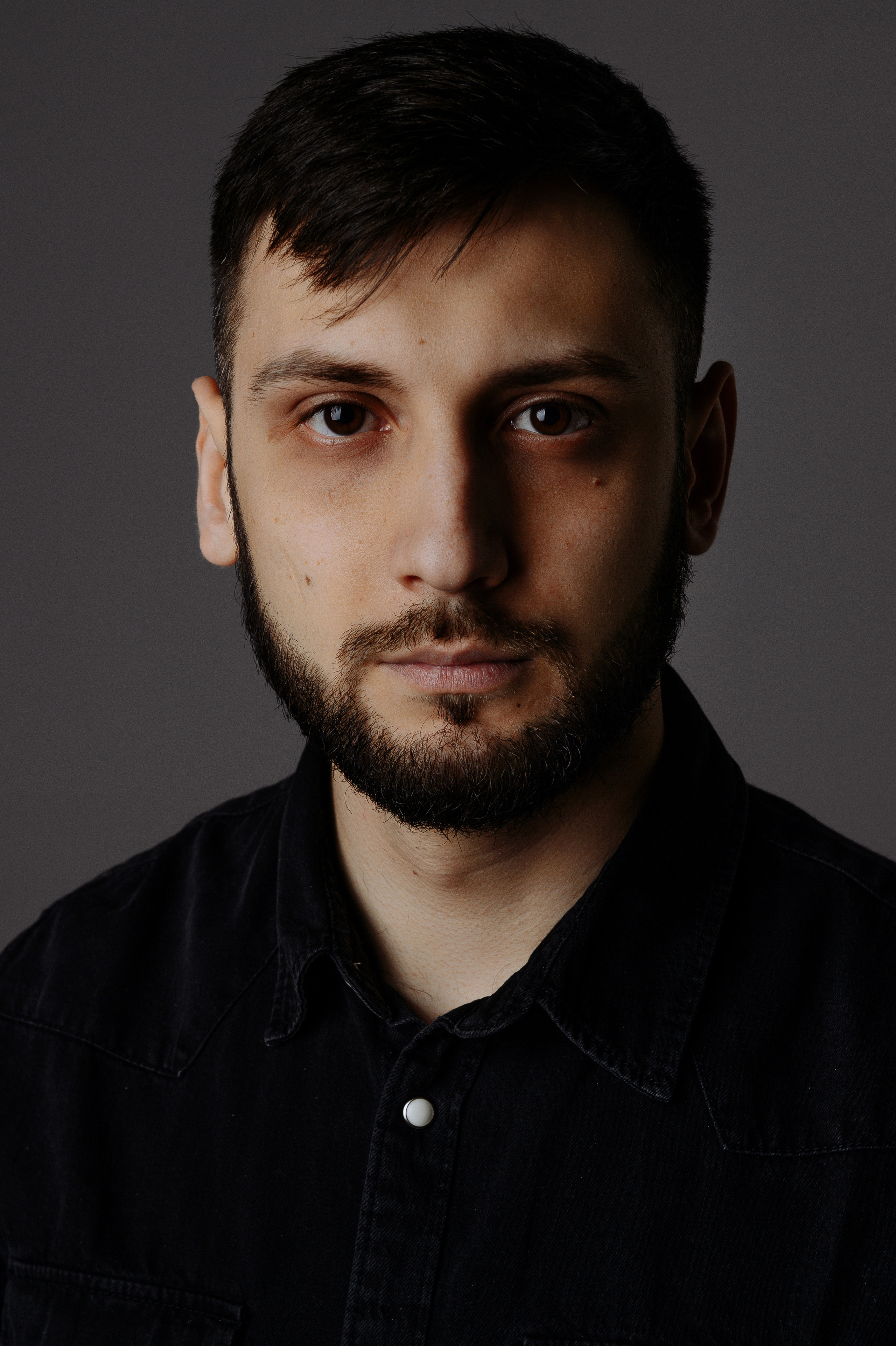 Студийная фотография мужчины в рубашке