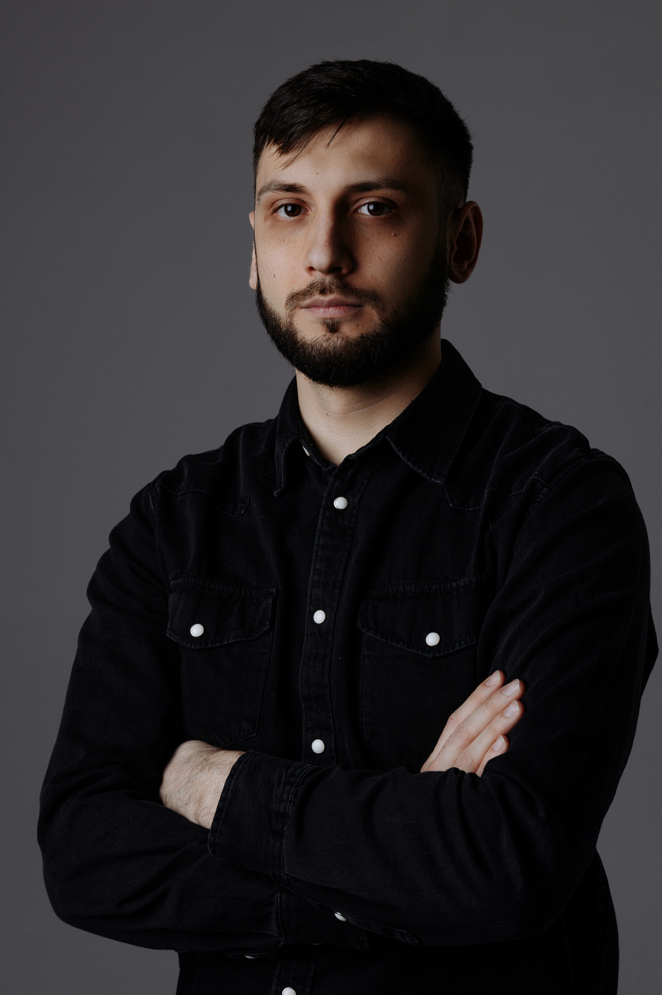 Мужской портрет с черной рубашке