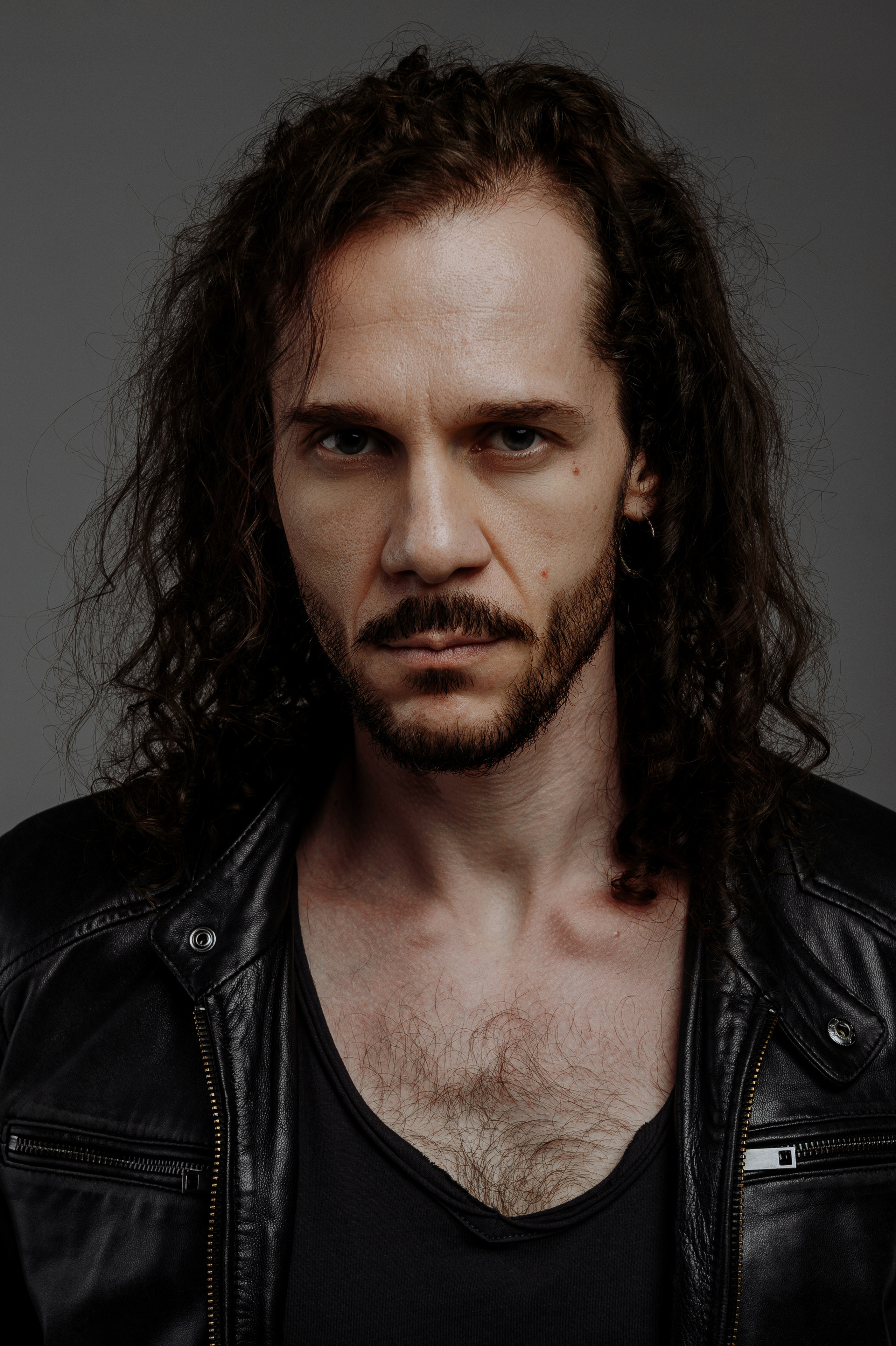 Мужской студийный портрет на темном фоне