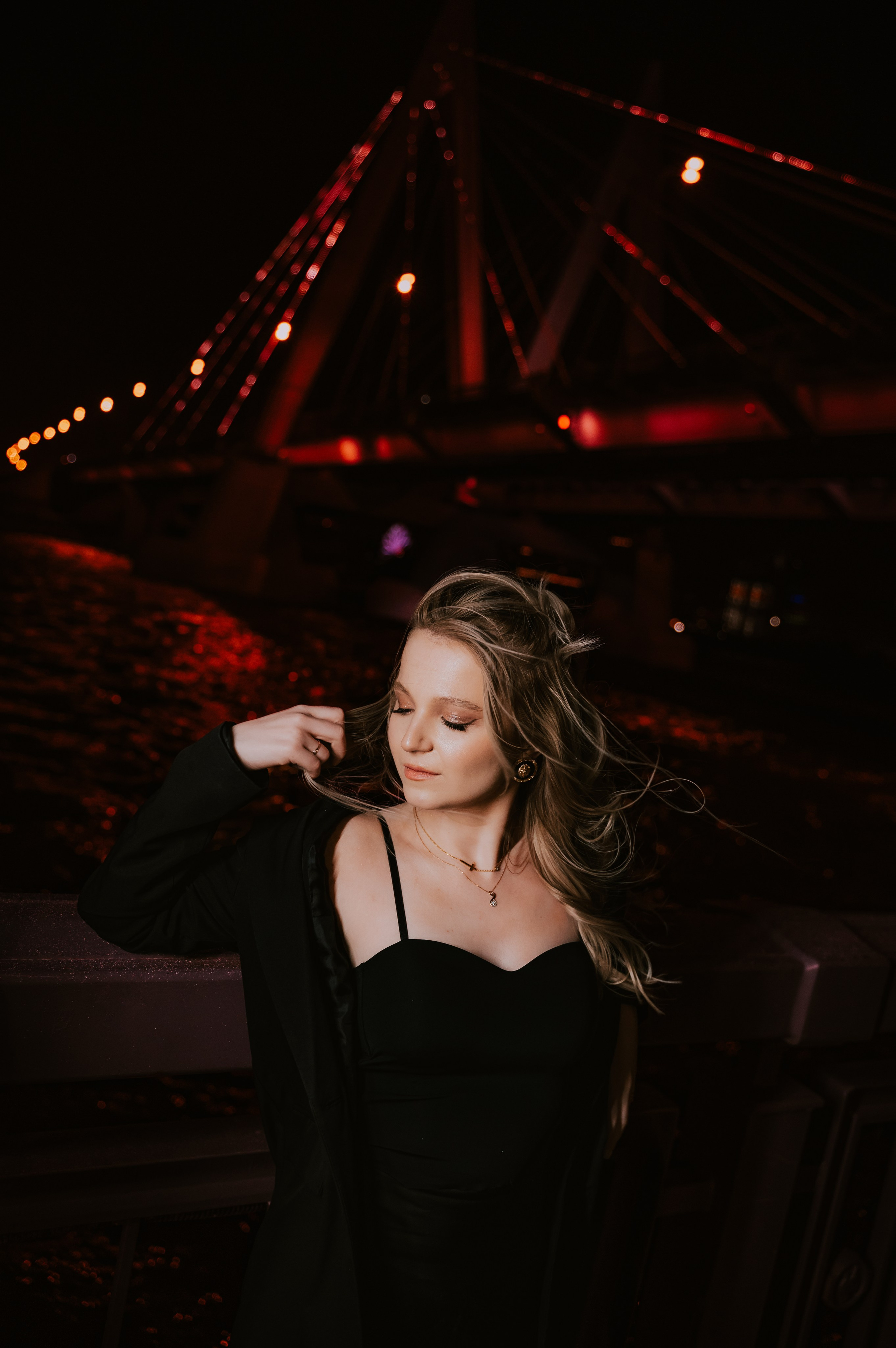 Красивая девушка на фоне красного моста с развивающимися волосами