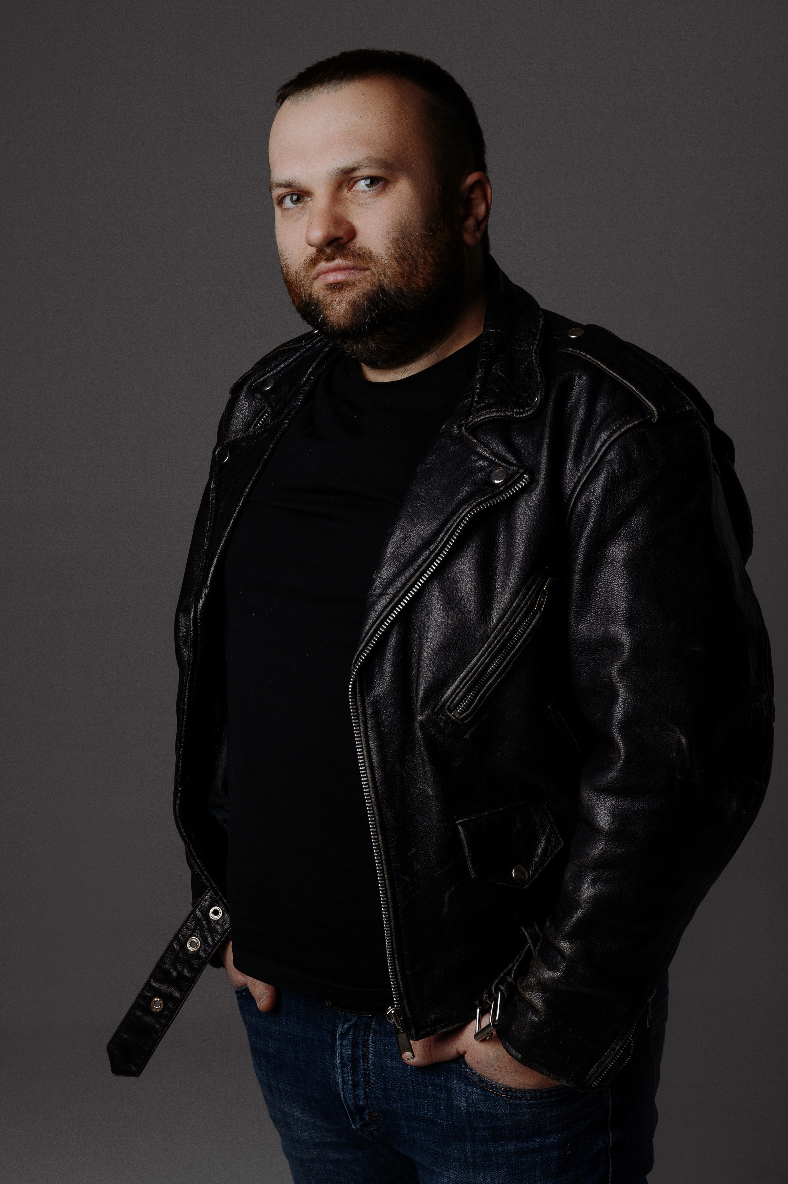 Мужской портрет на сером фоне