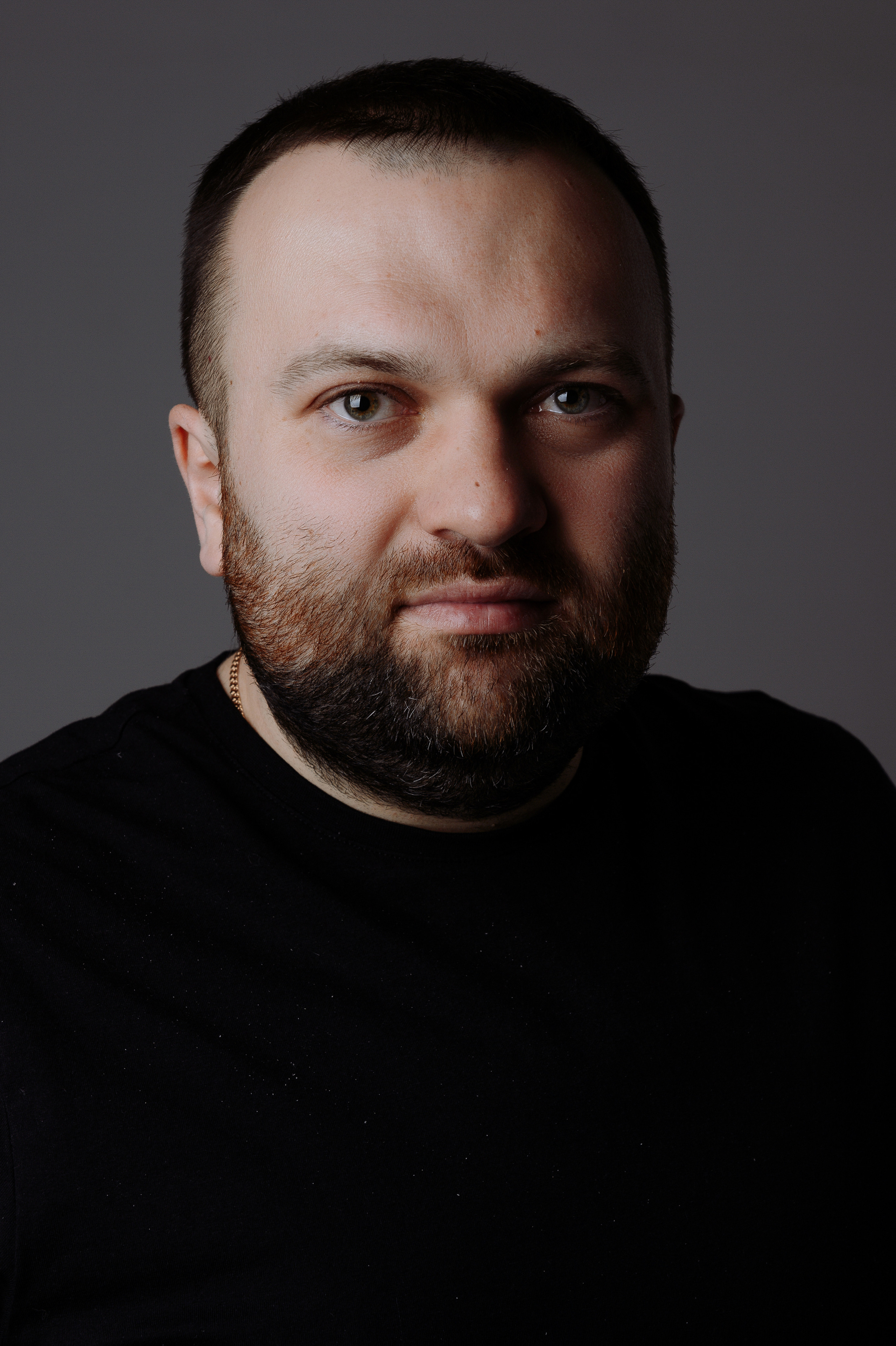 Мужской студийный портрет барабанщика группы Milestone