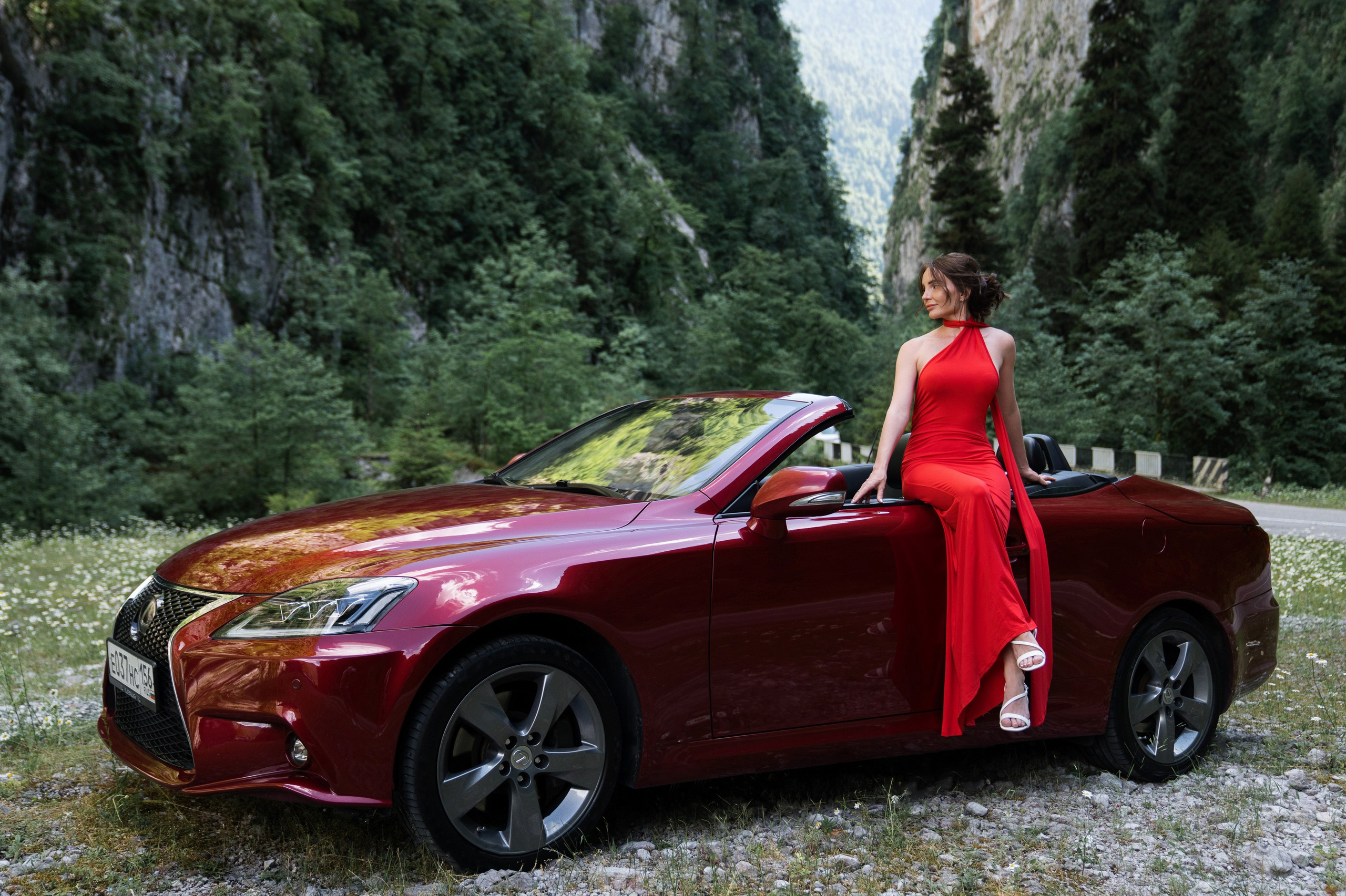 Фототур на кабриолете в Абхазии — девушка на красном Lexus в горном ущелье
