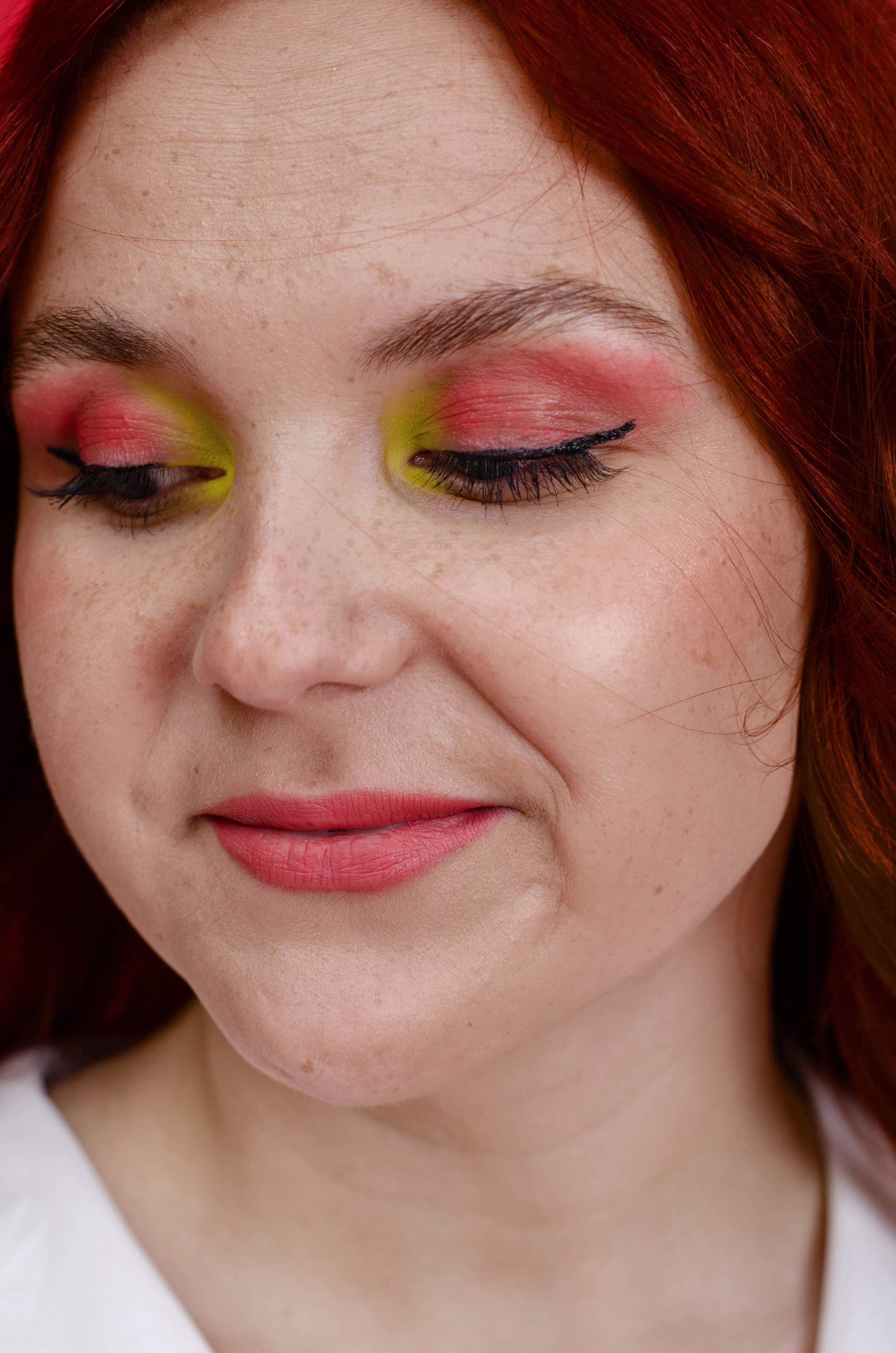 Девушка с ярким макияжем 
