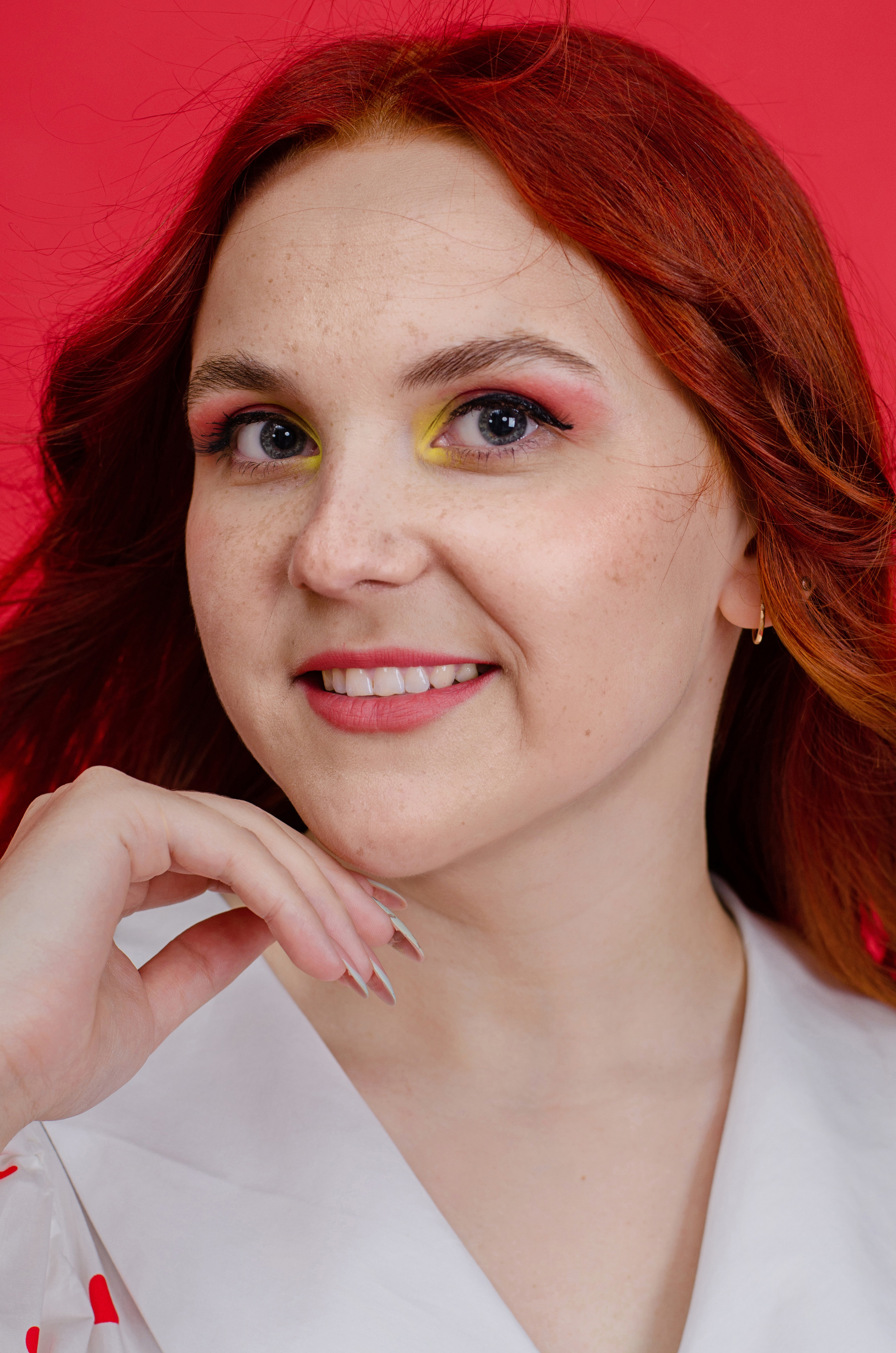 Девушка с ярким макияжем улыбается