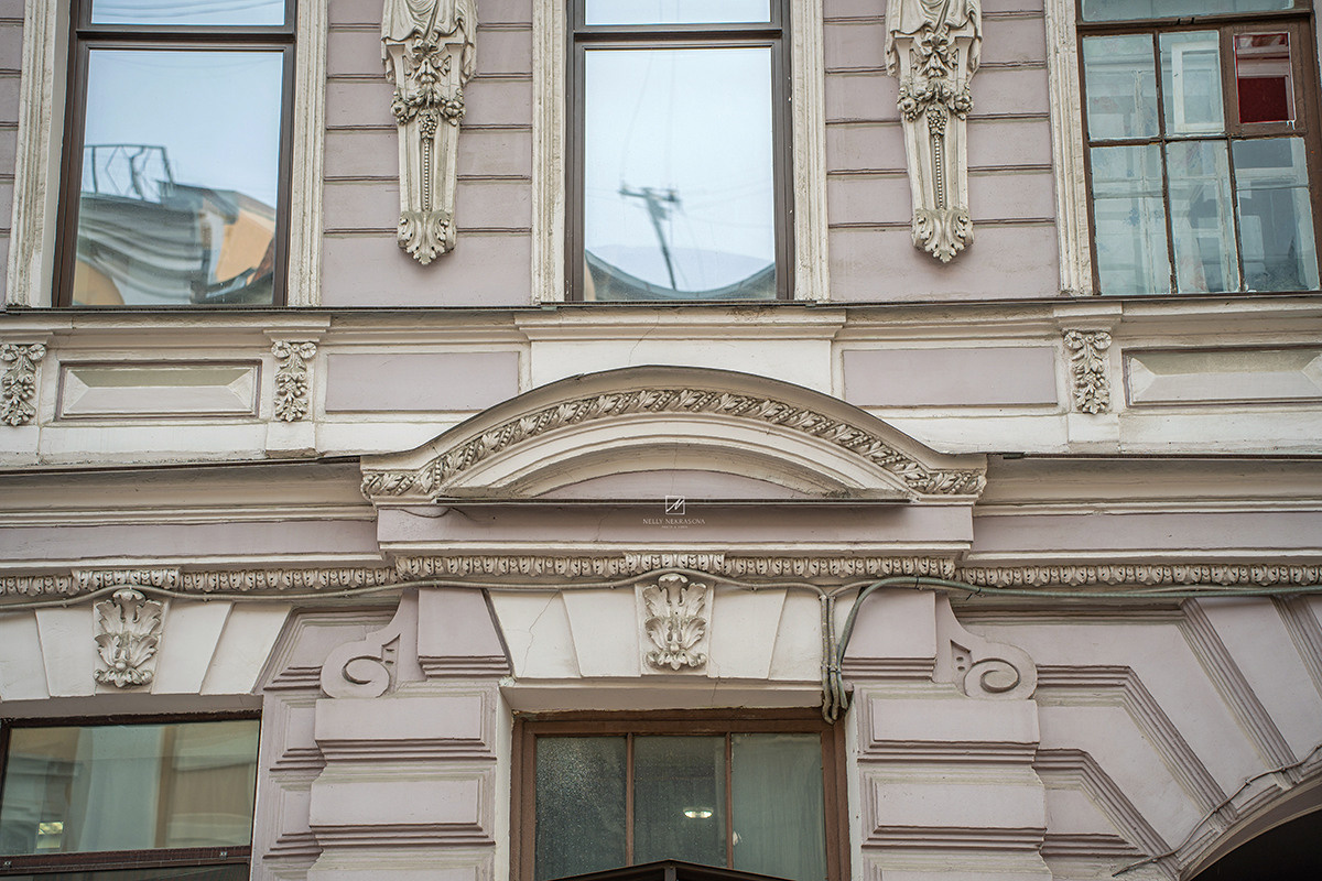 Голубая парадная в районе Чернышевской. Фотограф и искусствовед в Туле и Санкт-Петербурге Нелли Некрасова