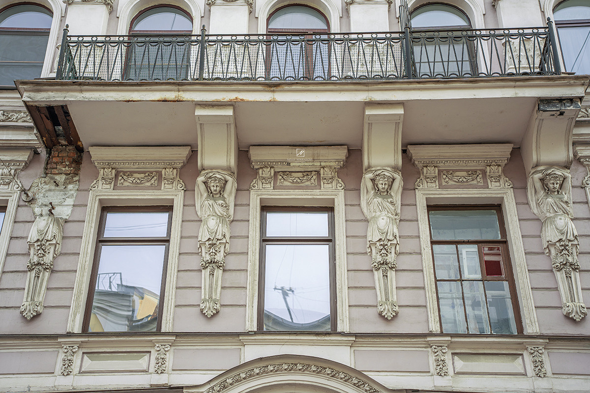 Голубая парадная в районе Чернышевской. Фотограф и искусствовед в Туле и Санкт-Петербурге Нелли Некрасова