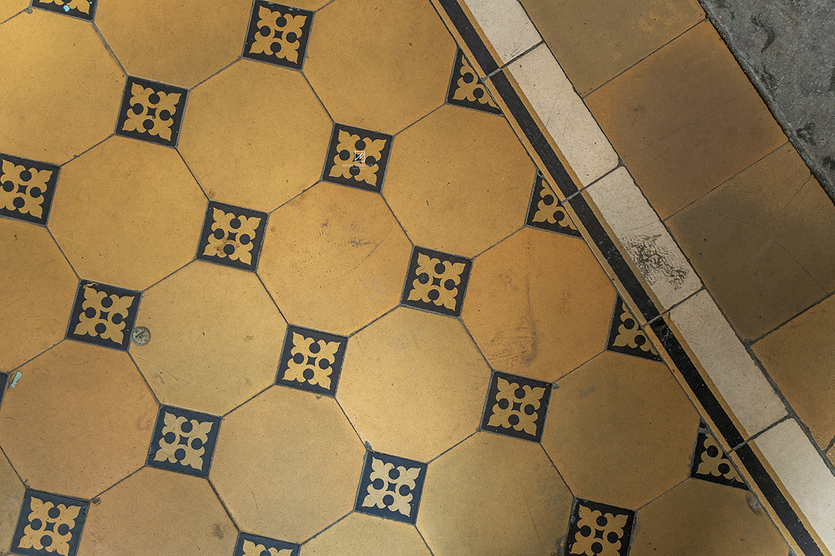 Голубая парадная в районе Чернышевской. Фотограф и искусствовед в Туле и Санкт-Петербурге Нелли Некрасова