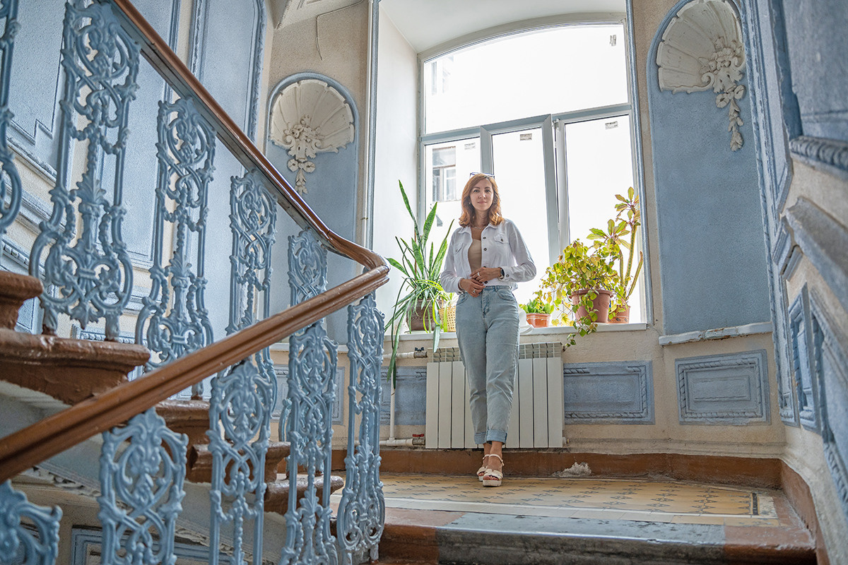 Голубая парадная в районе Чернышевской. Фотограф и искусствовед в Туле и Санкт-Петербурге Нелли Некрасова