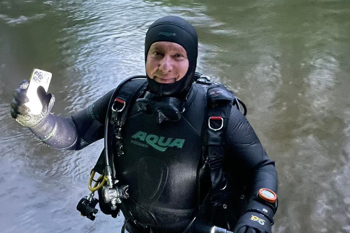 "Капитан Морган" нашел под водой мобильный телефон.