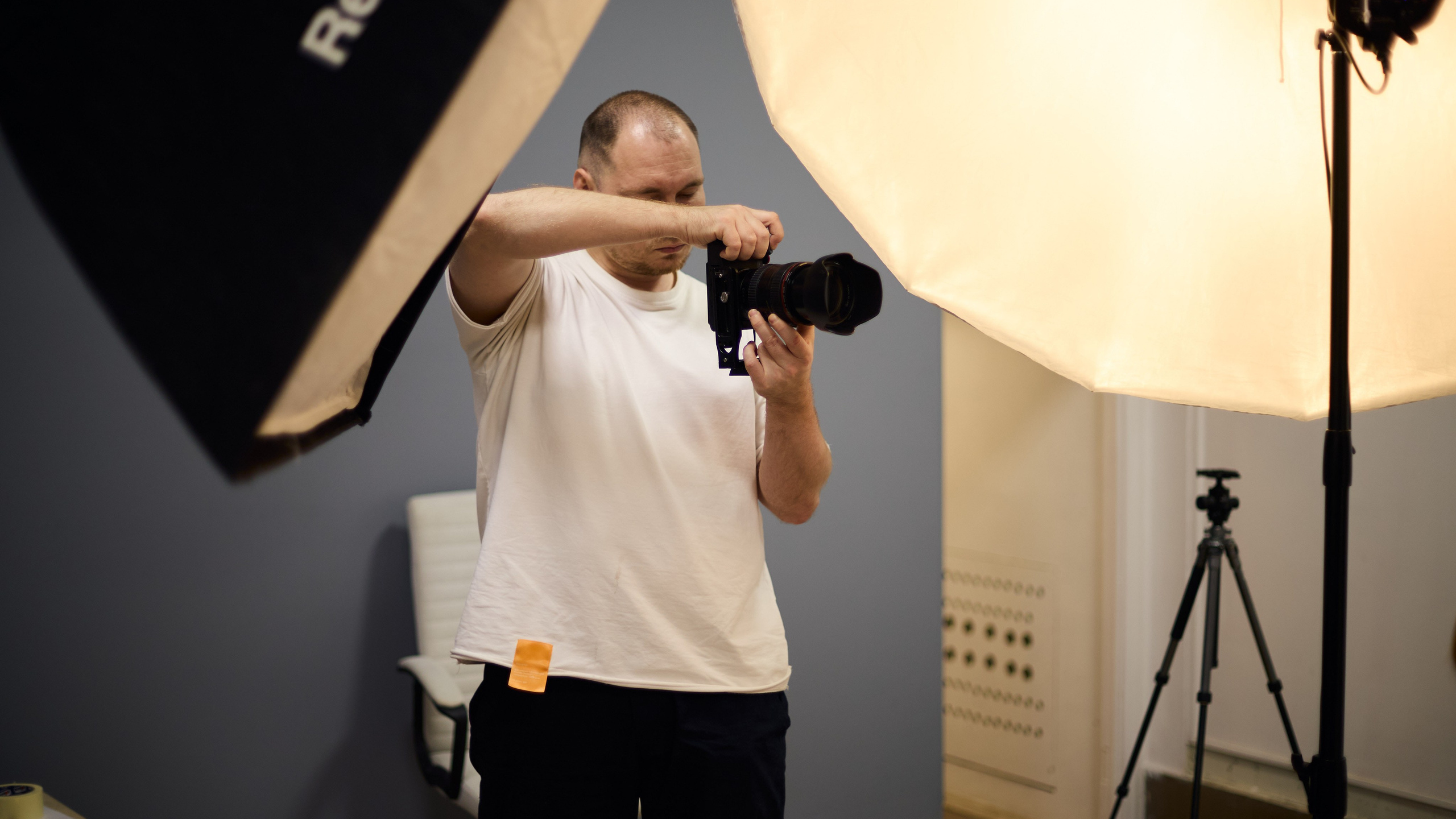Фотограф работает в студии с профессиональным освещением — процесс предметной съемки украшений.
