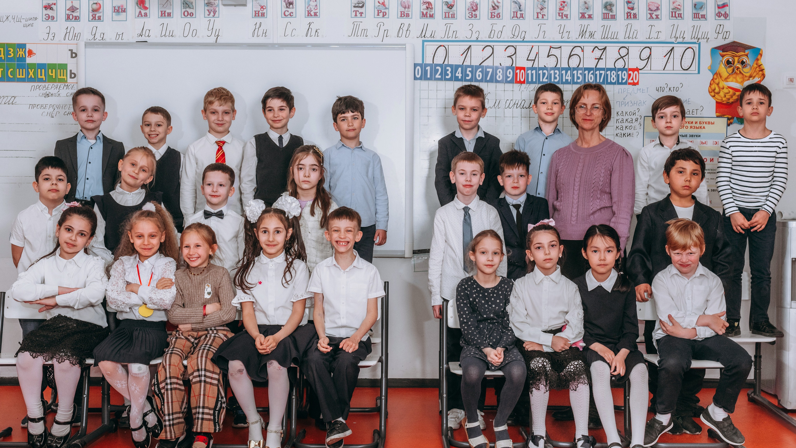 Выпускной альбом 1 класса — фотосессия в школе, деликатная ретушь и дизайн в Москве. MILATE — выпускные альбомы, фотосессии и видео в Москве