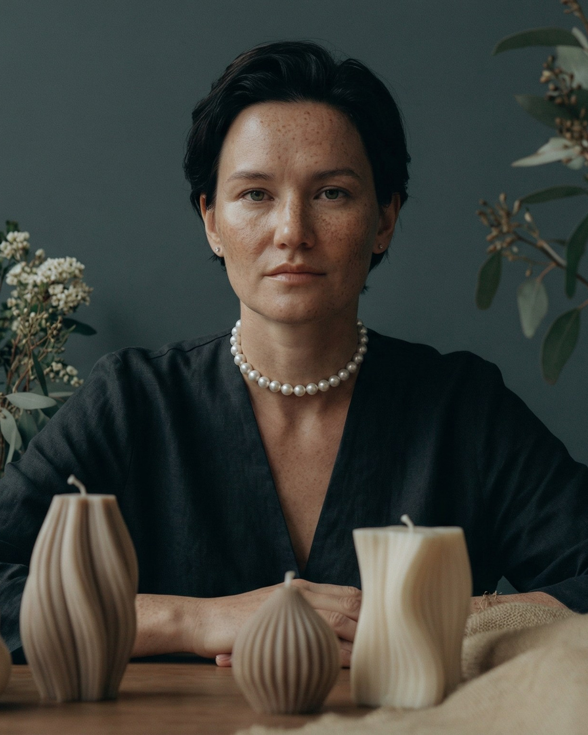 Контактная страница студии по производству свечей, рабочая обстановка и взаимодействие с материалами