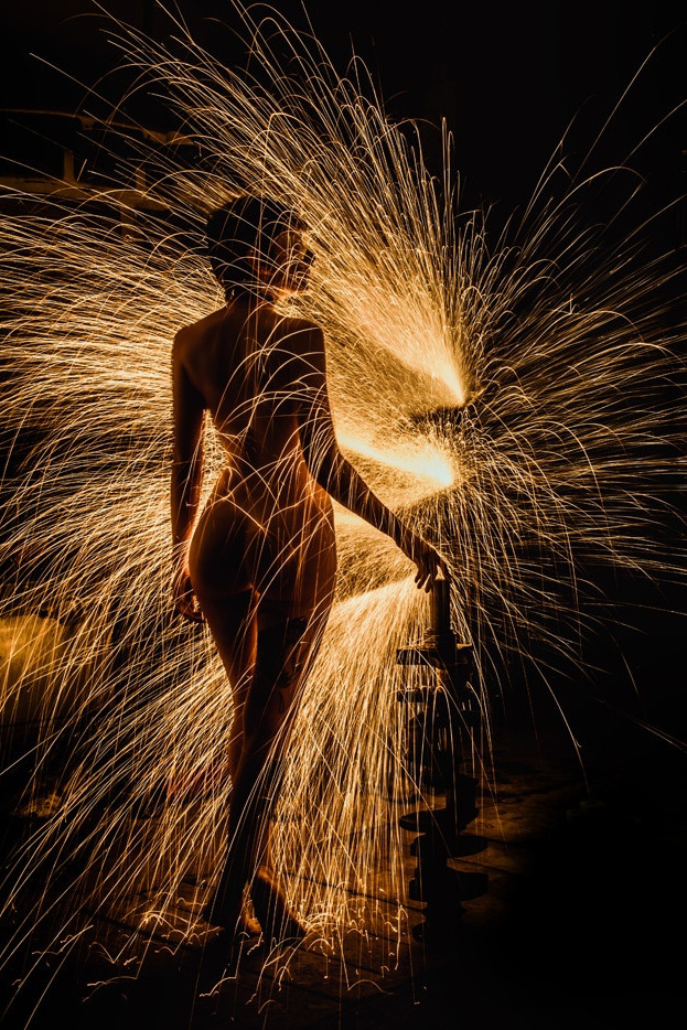 Арт-постановка с искрами, силуэт — фотограф Краснодар
