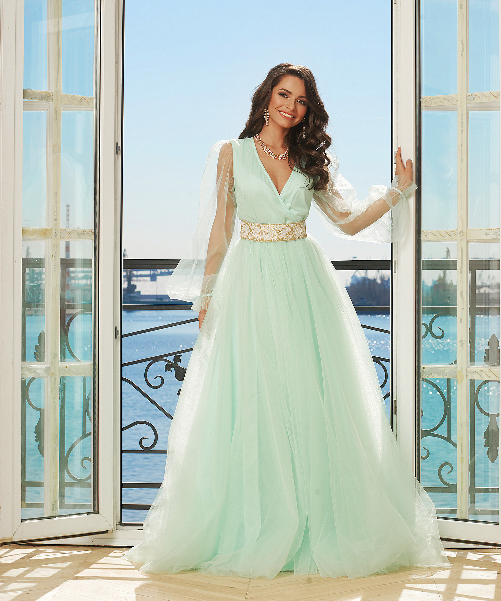 Съемка со смешанным светом. Портрет девушки в голубом платье в интерьере