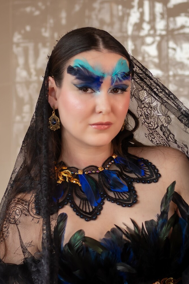 Портрет девушки с ярким макияжем и перьями, фешен съёмка Москва, фотограф Карасёва Елена