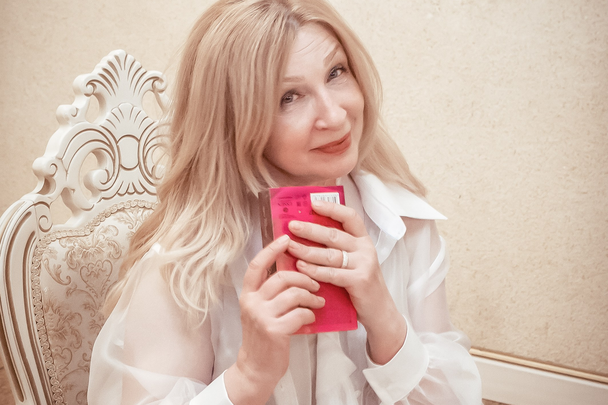 Юноша на новогодней фотосесии