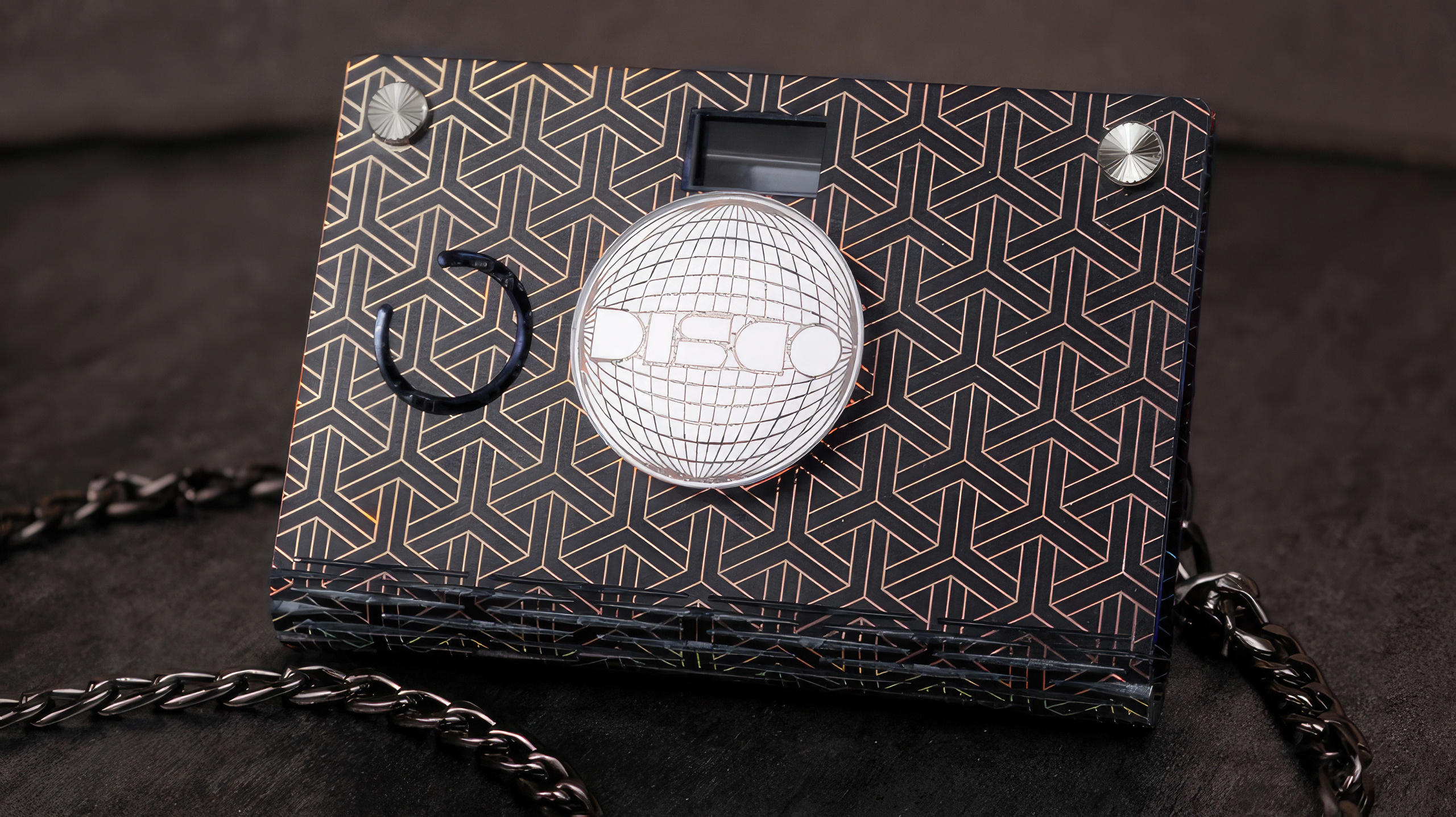 Великолепный дизайн «Диско» в цифровой камере «PaperShoot». Фотограф — видеограф в Москве Дмитрий Менделеев