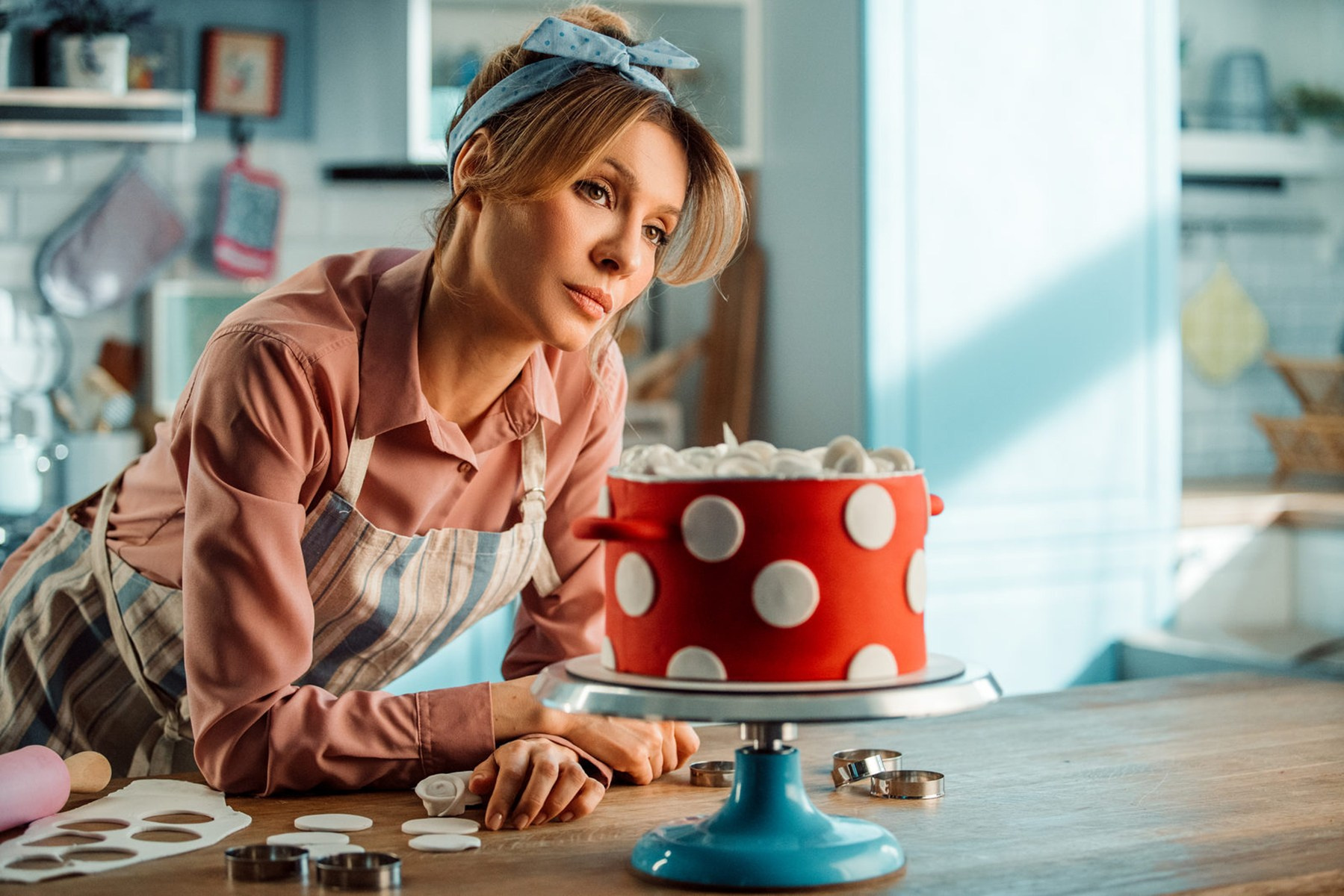 Сериал ИП Пирогова (2019-2022). Бьюти- и портретный фотограф в Москве Полли Максимова. Создаю съёмки и делаю ретушь для брендов косметики и рекламы