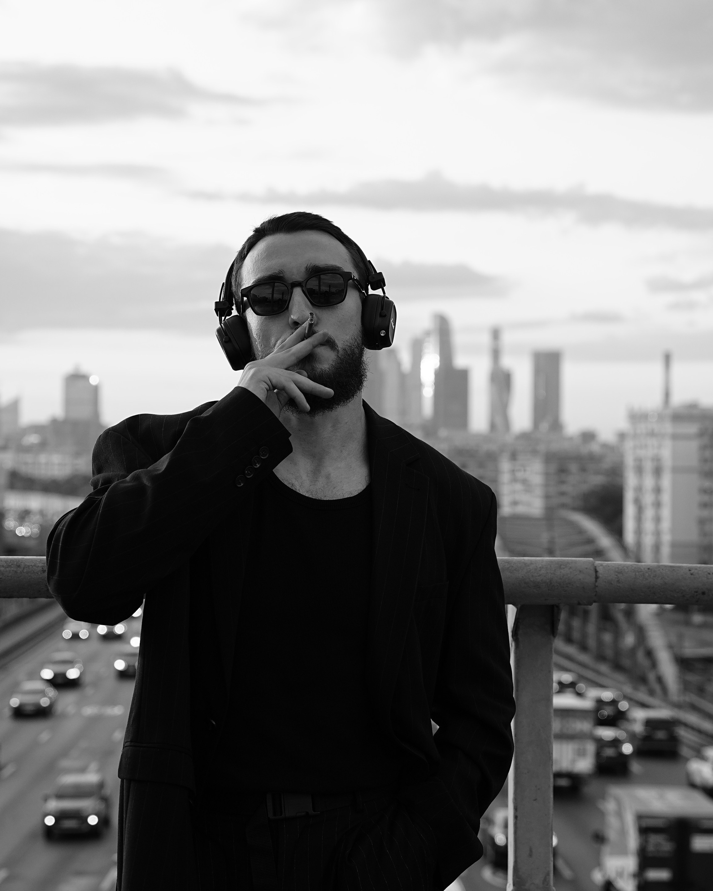 Мужской честный портрет в городе (улица) в Москве