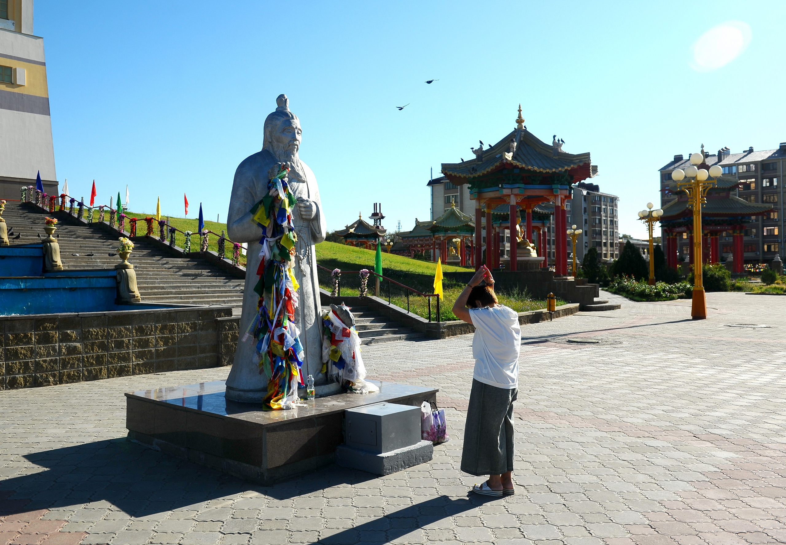 Почему монахи в Калмыкии выливают молоко на костер?. Главная (Home)