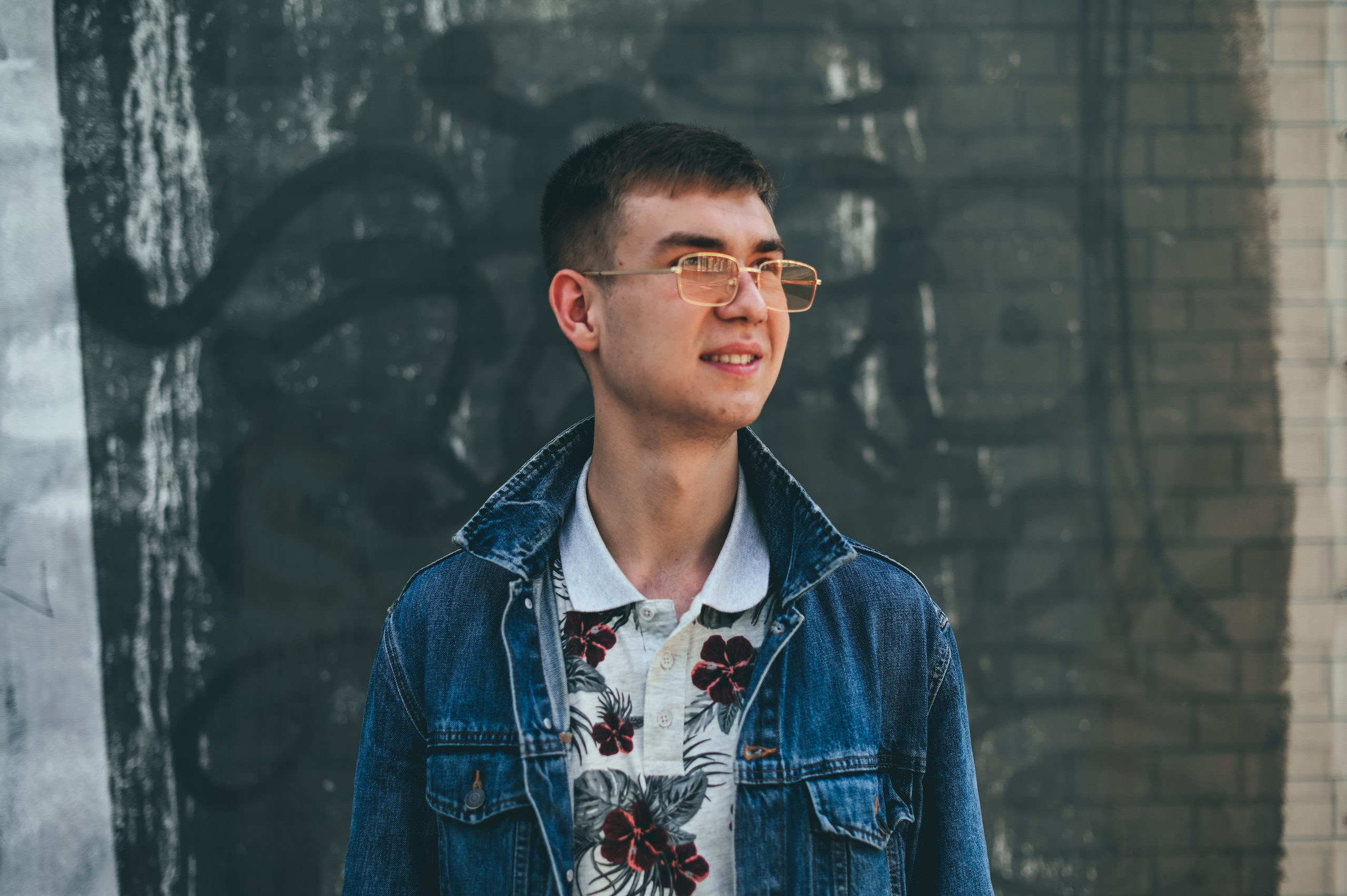 Научитесь передавать разные эмоции на фотосессии — от задумчивых и загадочных образов до искренних улыбок и живого смеха, чтобы создать выразительные кадры, раскрывающие вашу уникальную харизму.